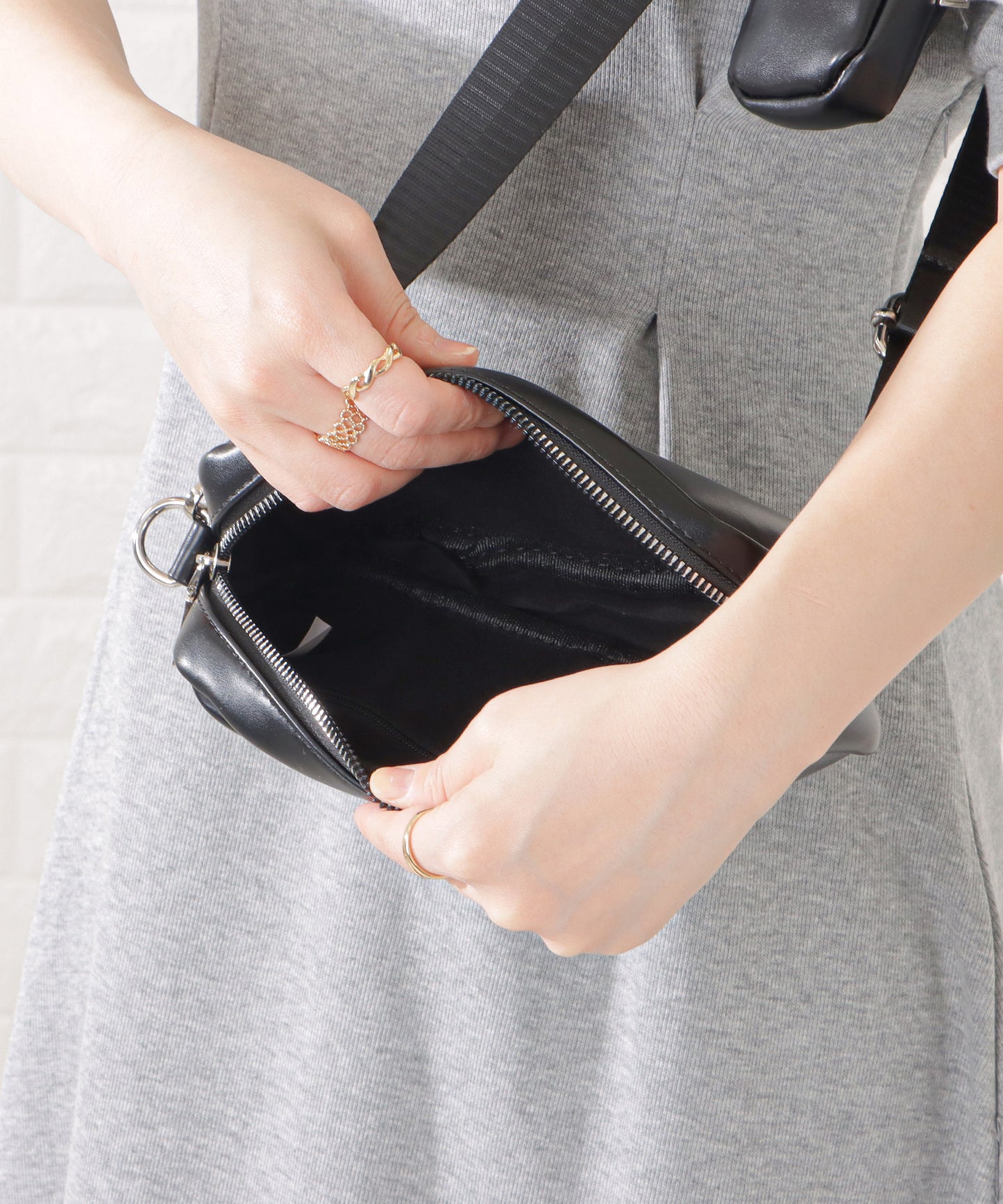 マットレザー調ミニポーチ付きショルダーバッグ