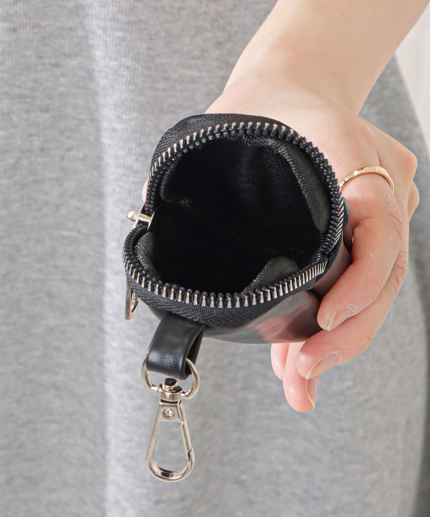 マットレザー調ミニポーチ付きショルダーバッグ