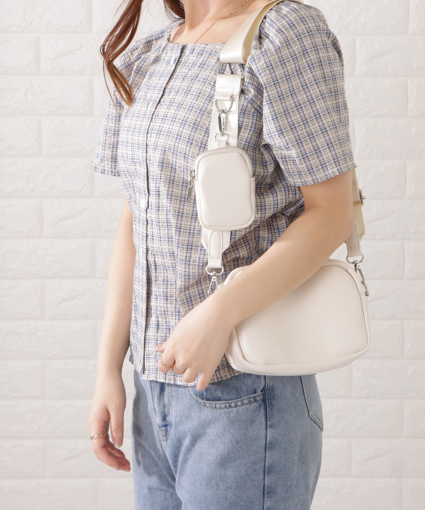 マットレザー調ミニポーチ付きショルダーバッグ