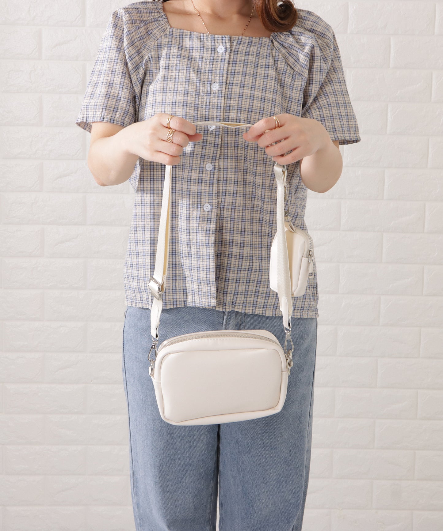 マットレザー調ミニポーチ付きショルダーバッグ