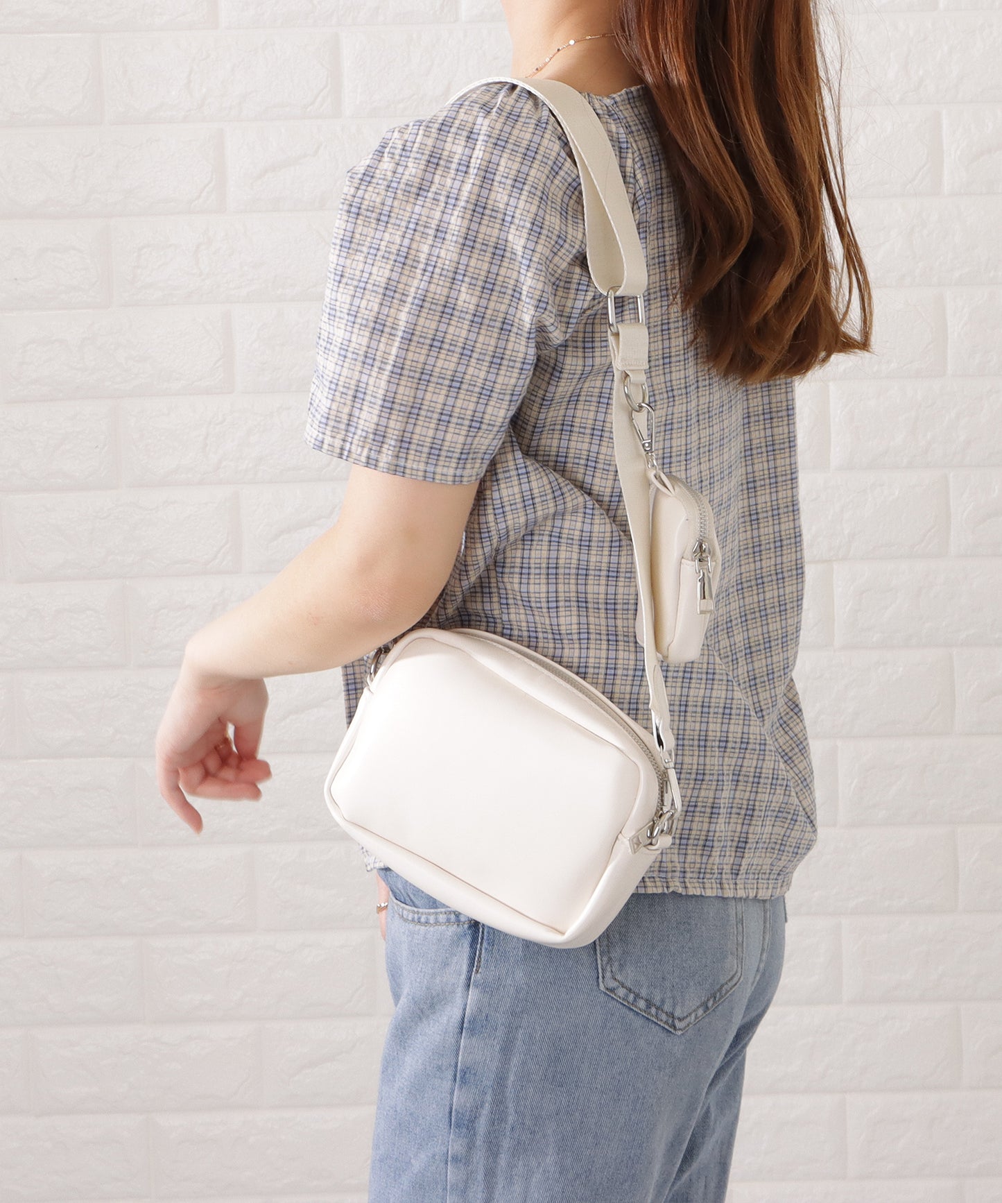 マットレザー調ミニポーチ付きショルダーバッグ