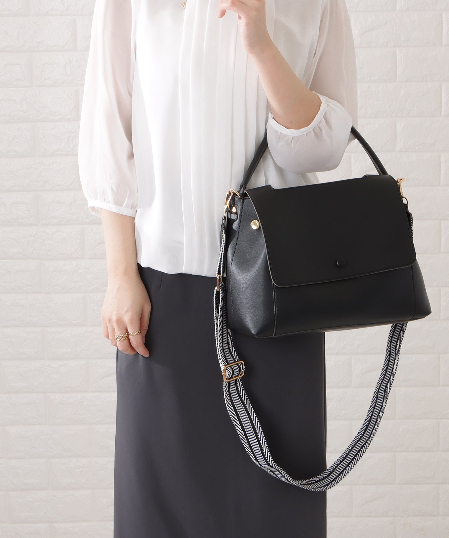 レザー調2WAY異素材ベルト付きショルダーバッグ