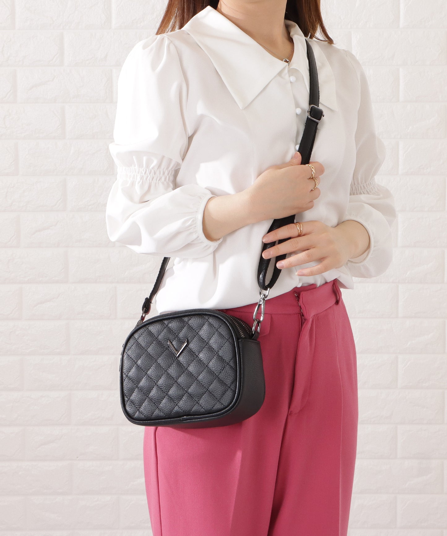 ワンカラーVモチーフ付きキルティングショルダーバッグ