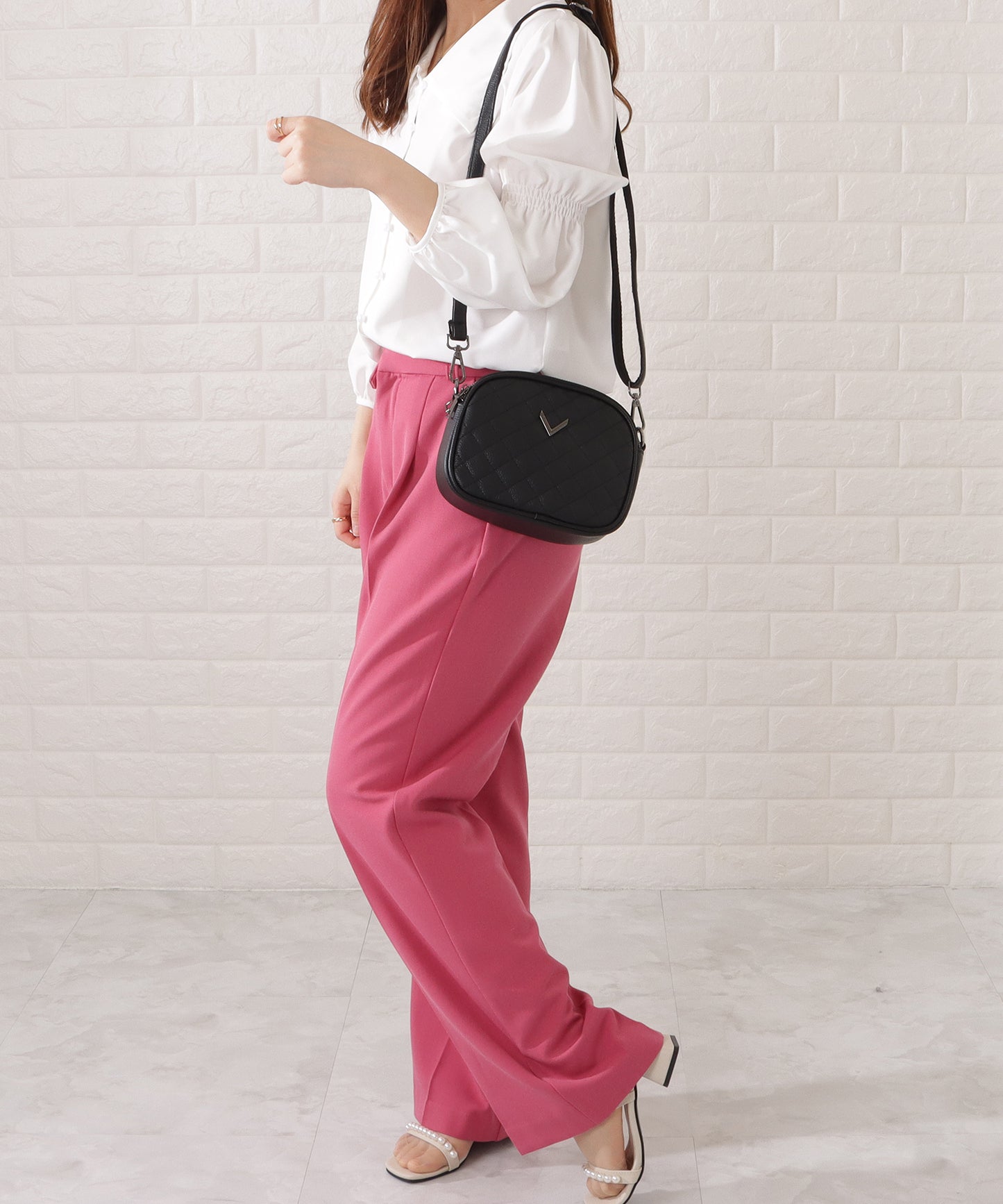 ワンカラーVモチーフ付きキルティングショルダーバッグ