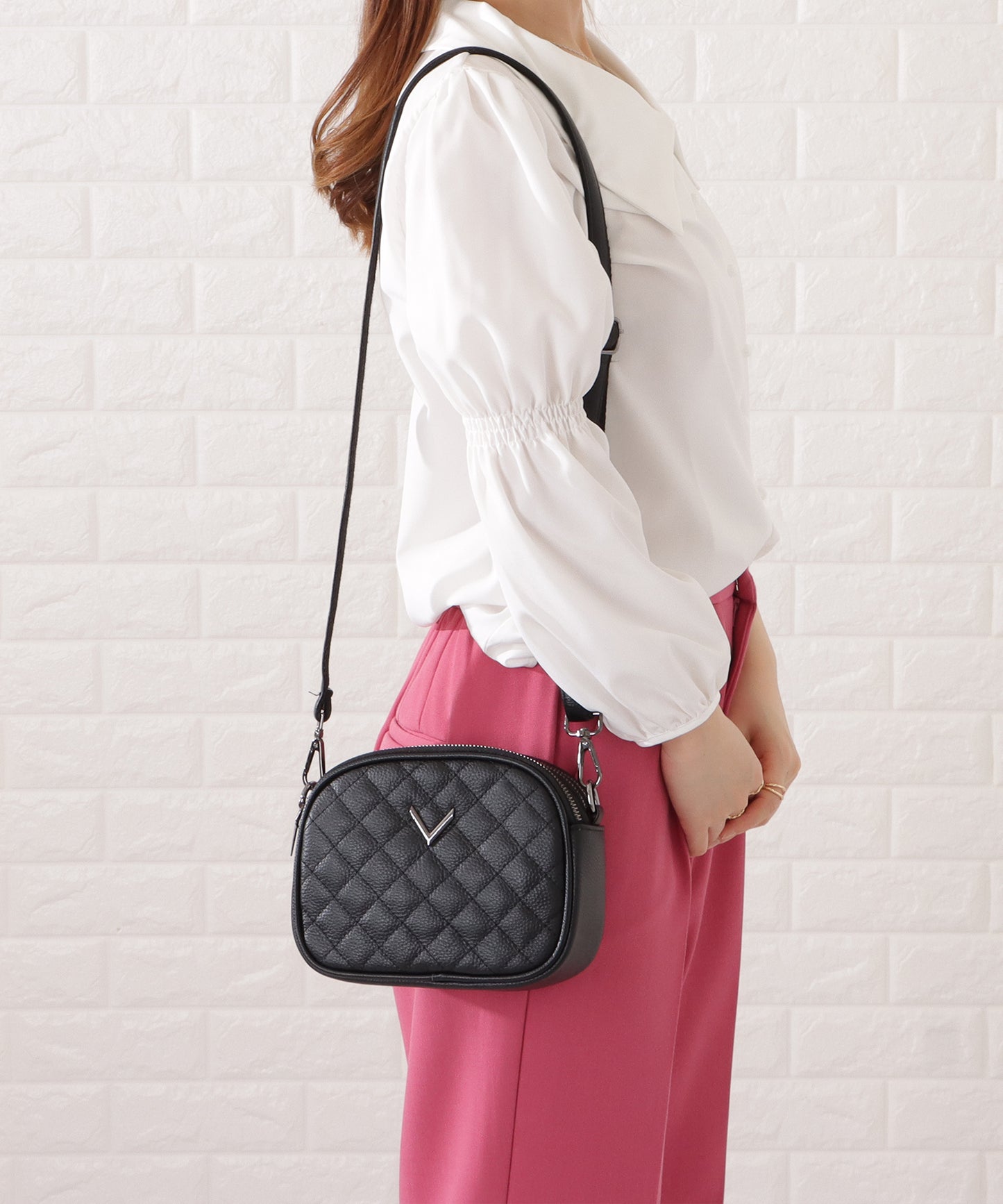 ワンカラーVモチーフ付きキルティングショルダーバッグ