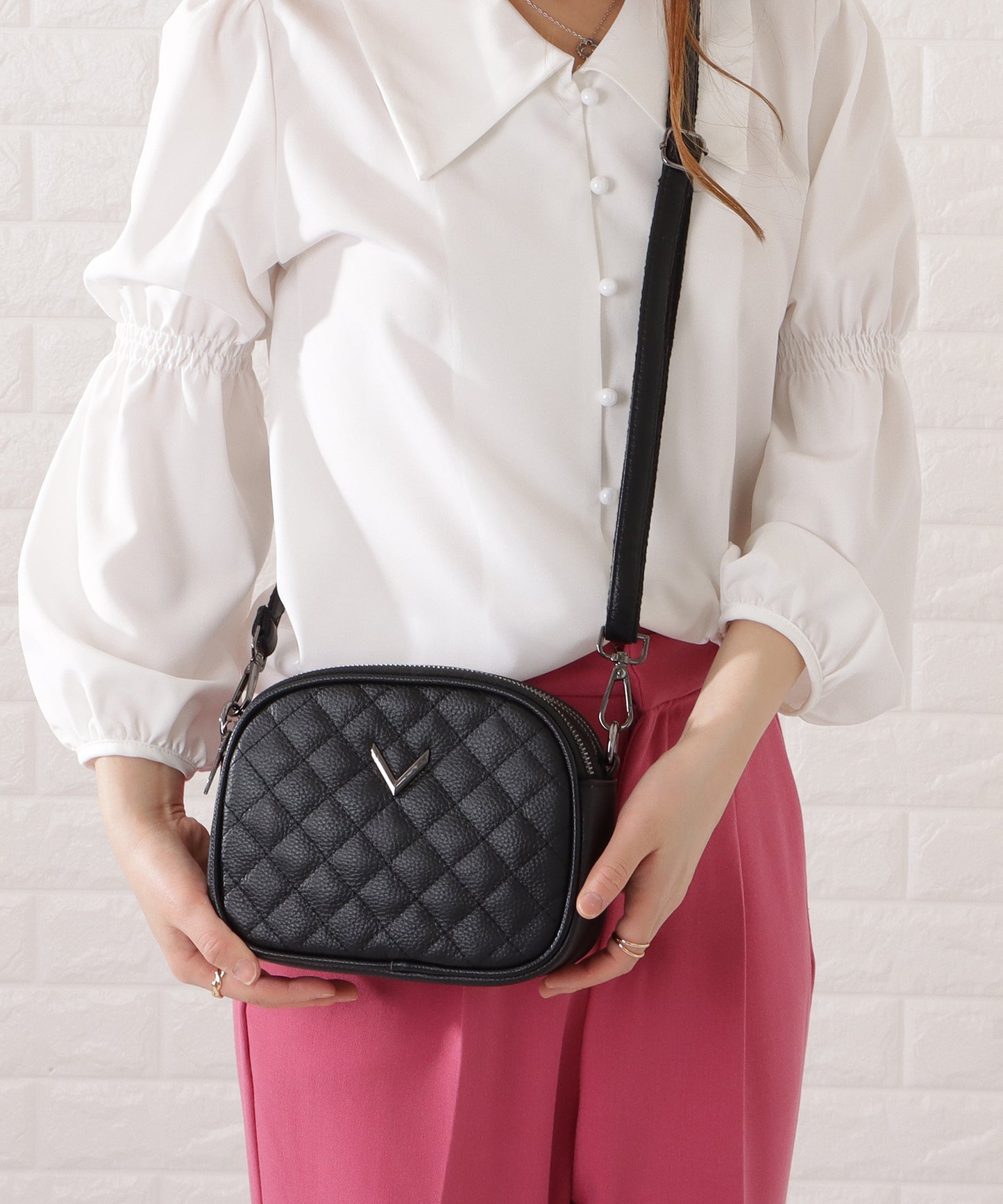 ワンカラーVモチーフ付きキルティングショルダーバッグ