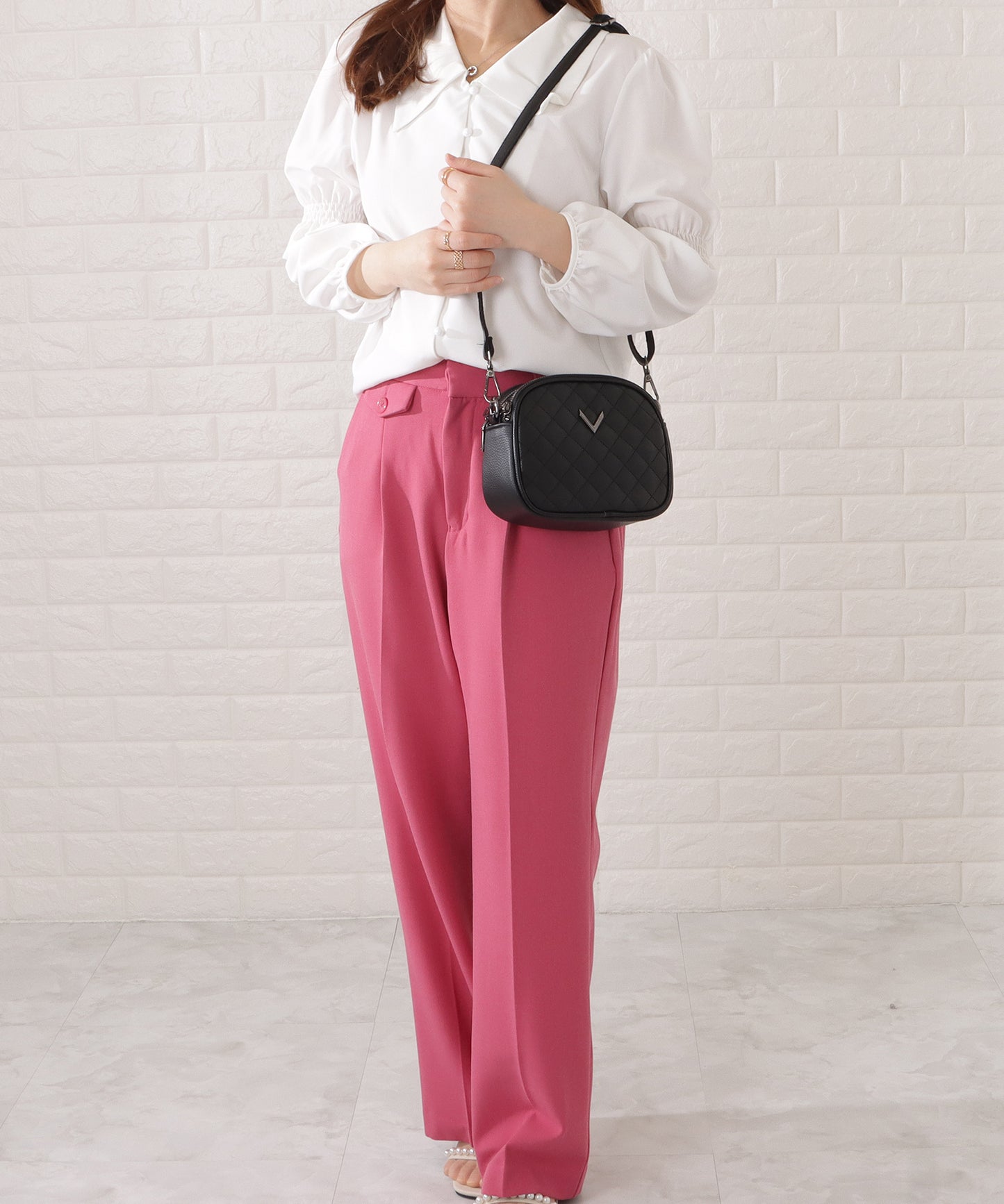 ワンカラーVモチーフ付きキルティングショルダーバッグ