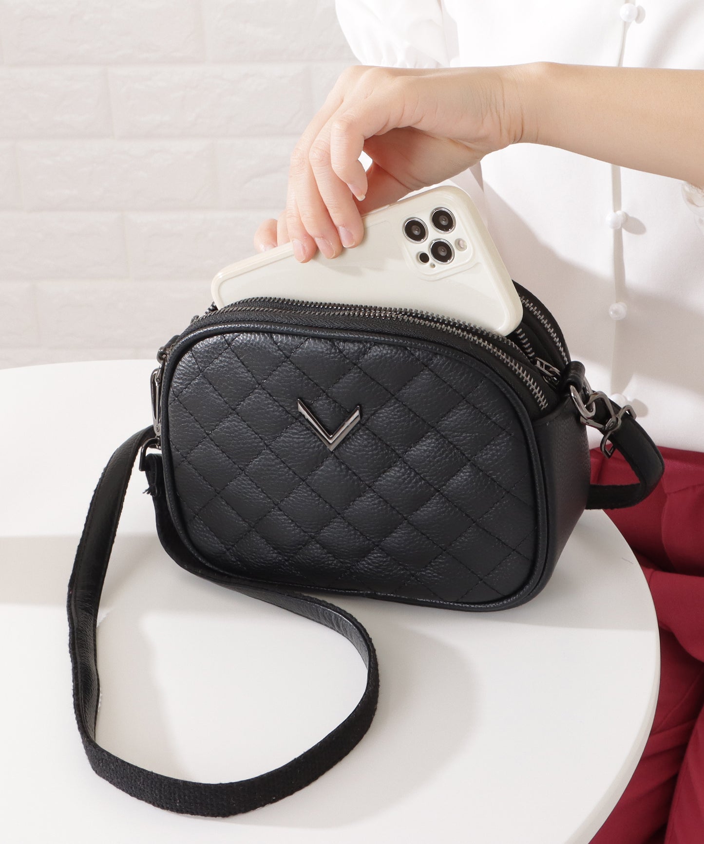 ワンカラーVモチーフ付きキルティングショルダーバッグ