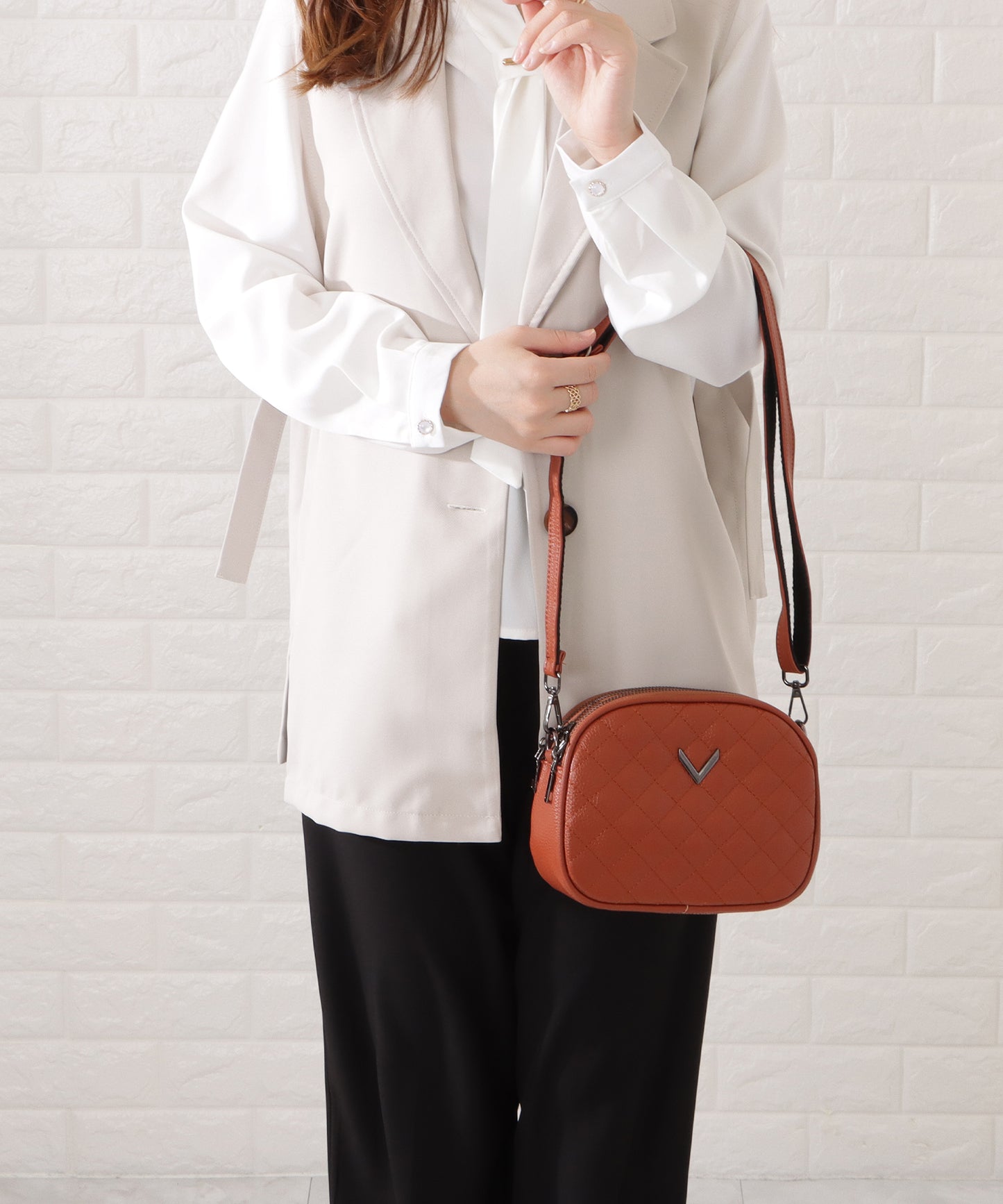 ワンカラーVモチーフ付きキルティングショルダーバッグ