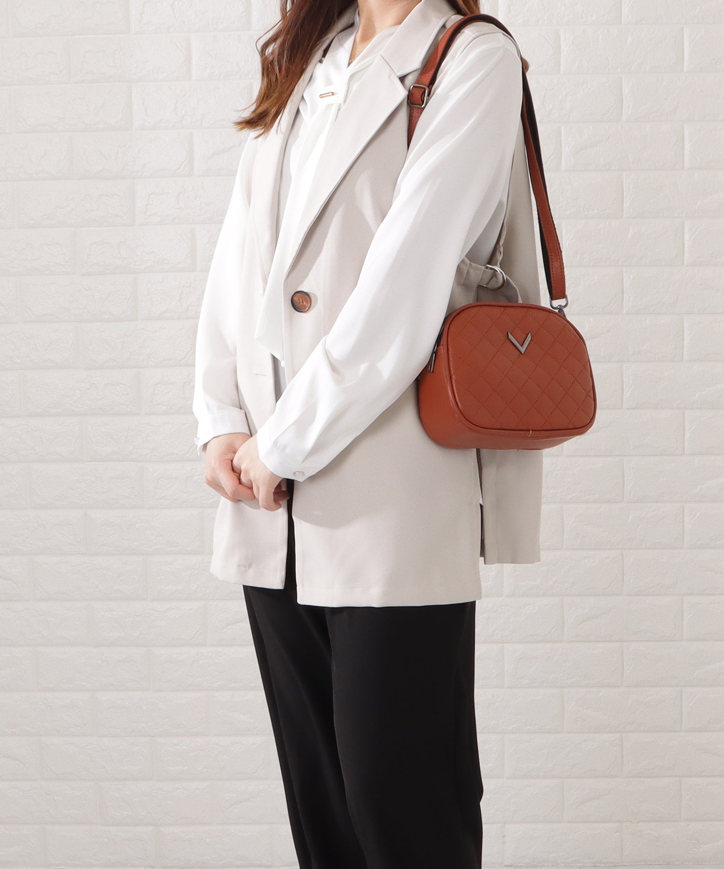ワンカラーVモチーフ付きキルティングショルダーバッグ