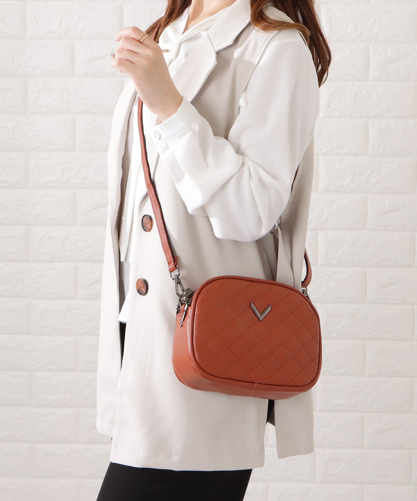 ワンカラーVモチーフ付きキルティングショルダーバッグ