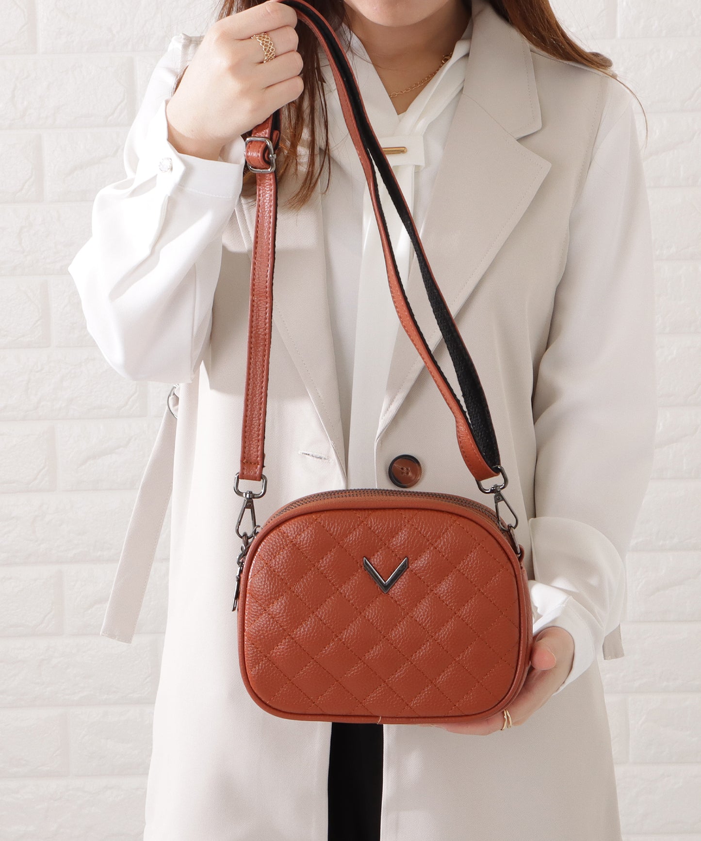 ワンカラーVモチーフ付きキルティングショルダーバッグ