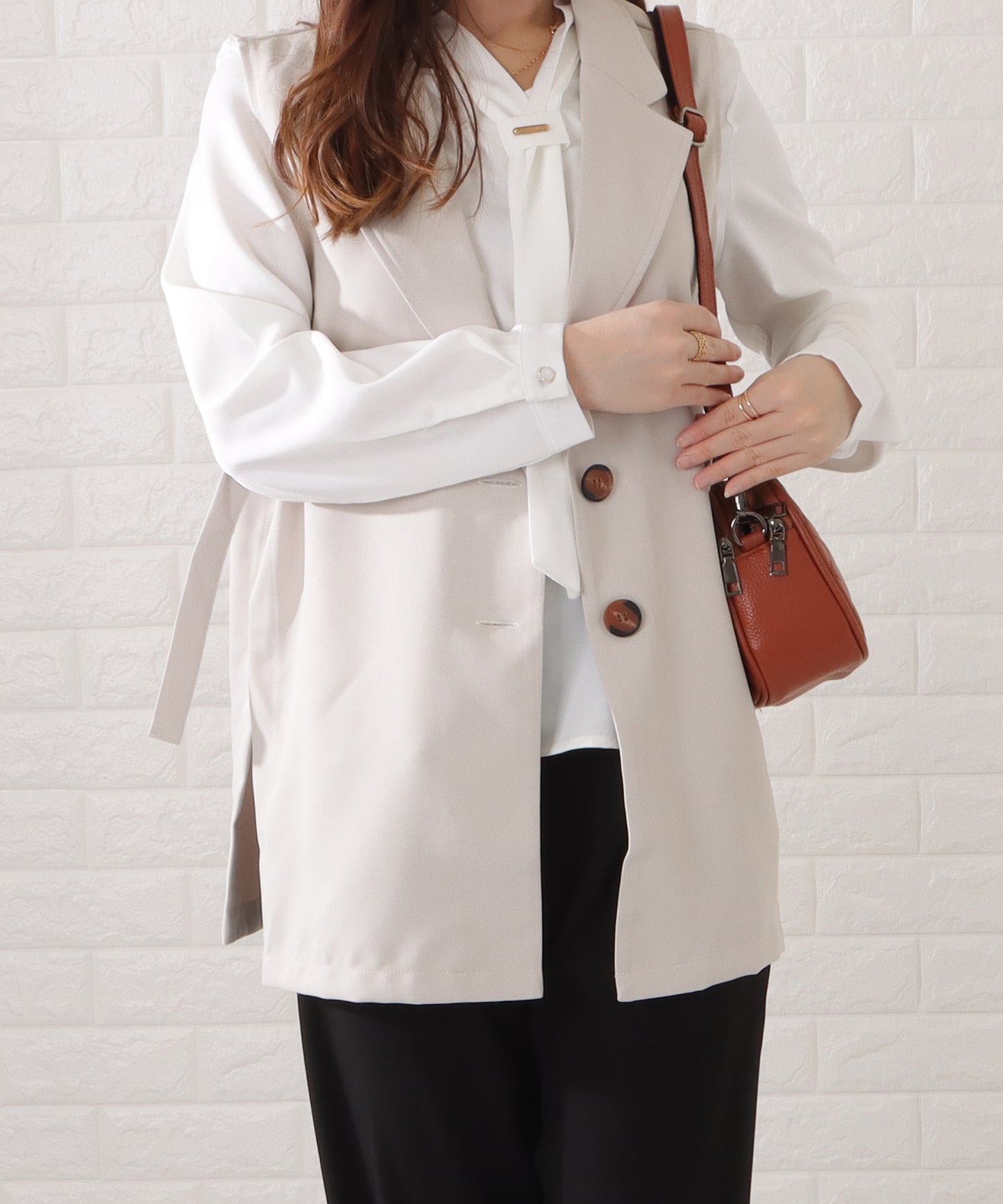 ワンカラーVモチーフ付きキルティングショルダーバッグ