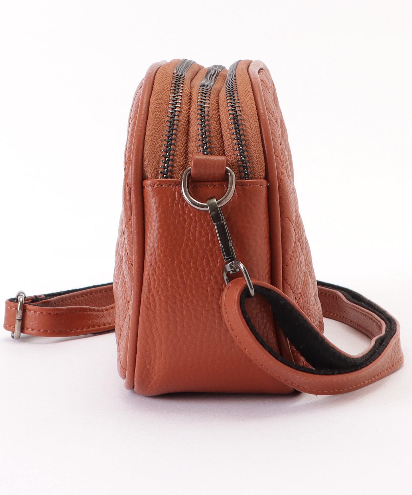 ワンカラーVモチーフ付きキルティングショルダーバッグ