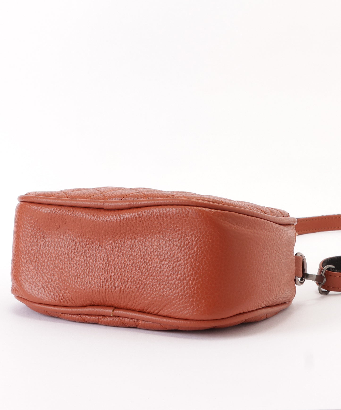 ワンカラーVモチーフ付きキルティングショルダーバッグ