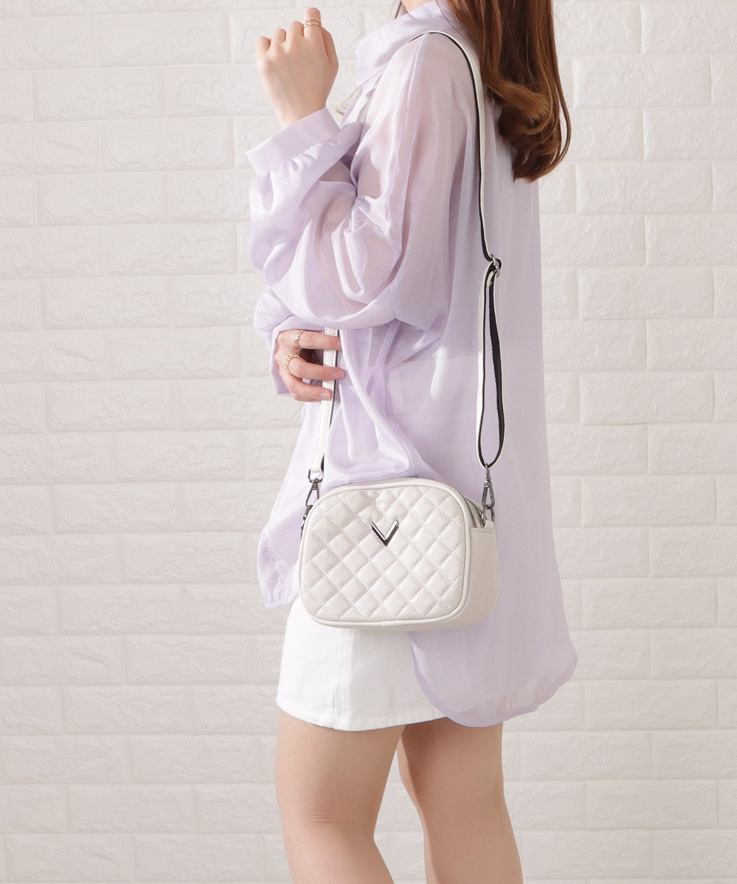 ワンカラーVモチーフ付きキルティングショルダーバッグ