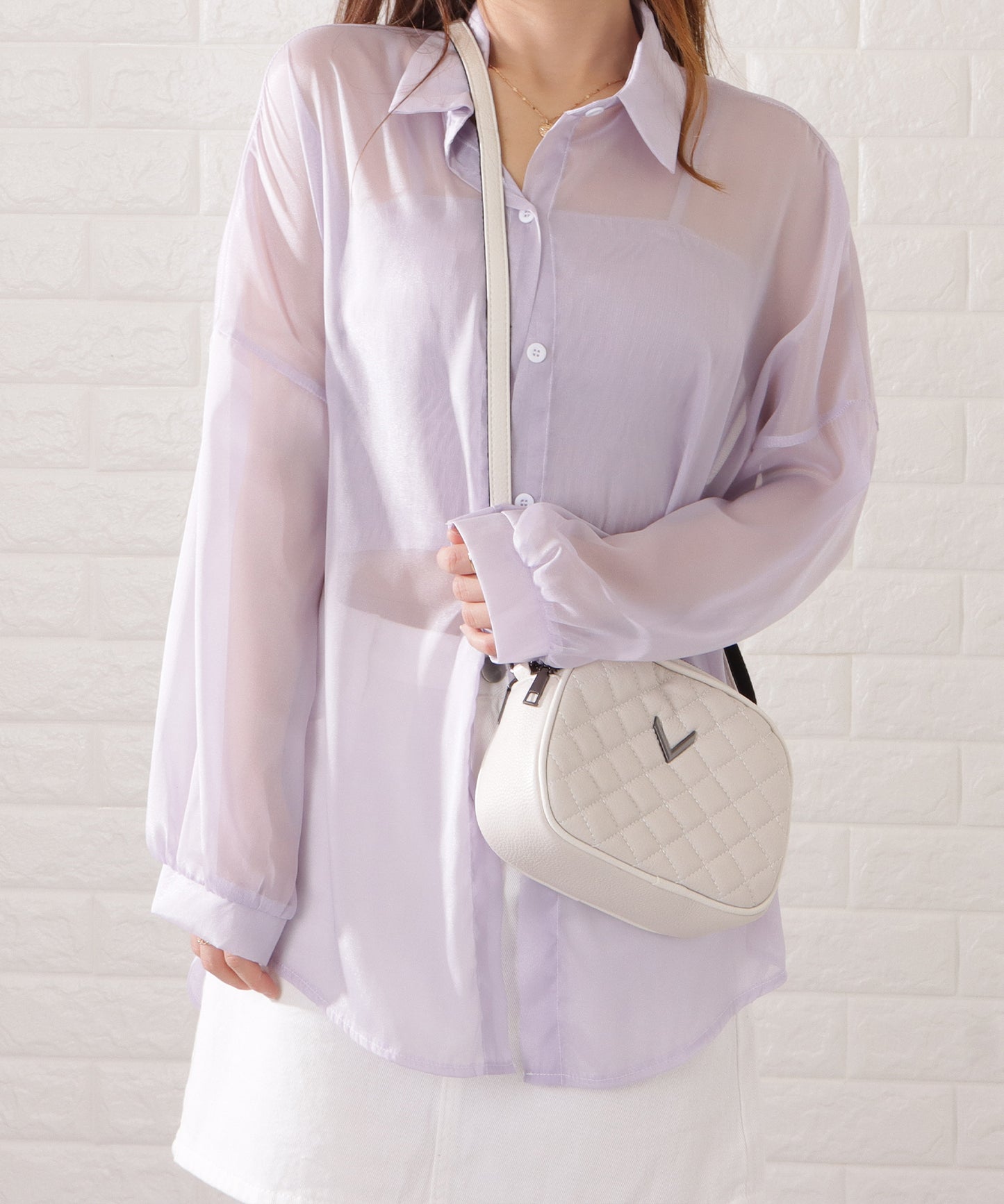 ワンカラーVモチーフ付きキルティングショルダーバッグ