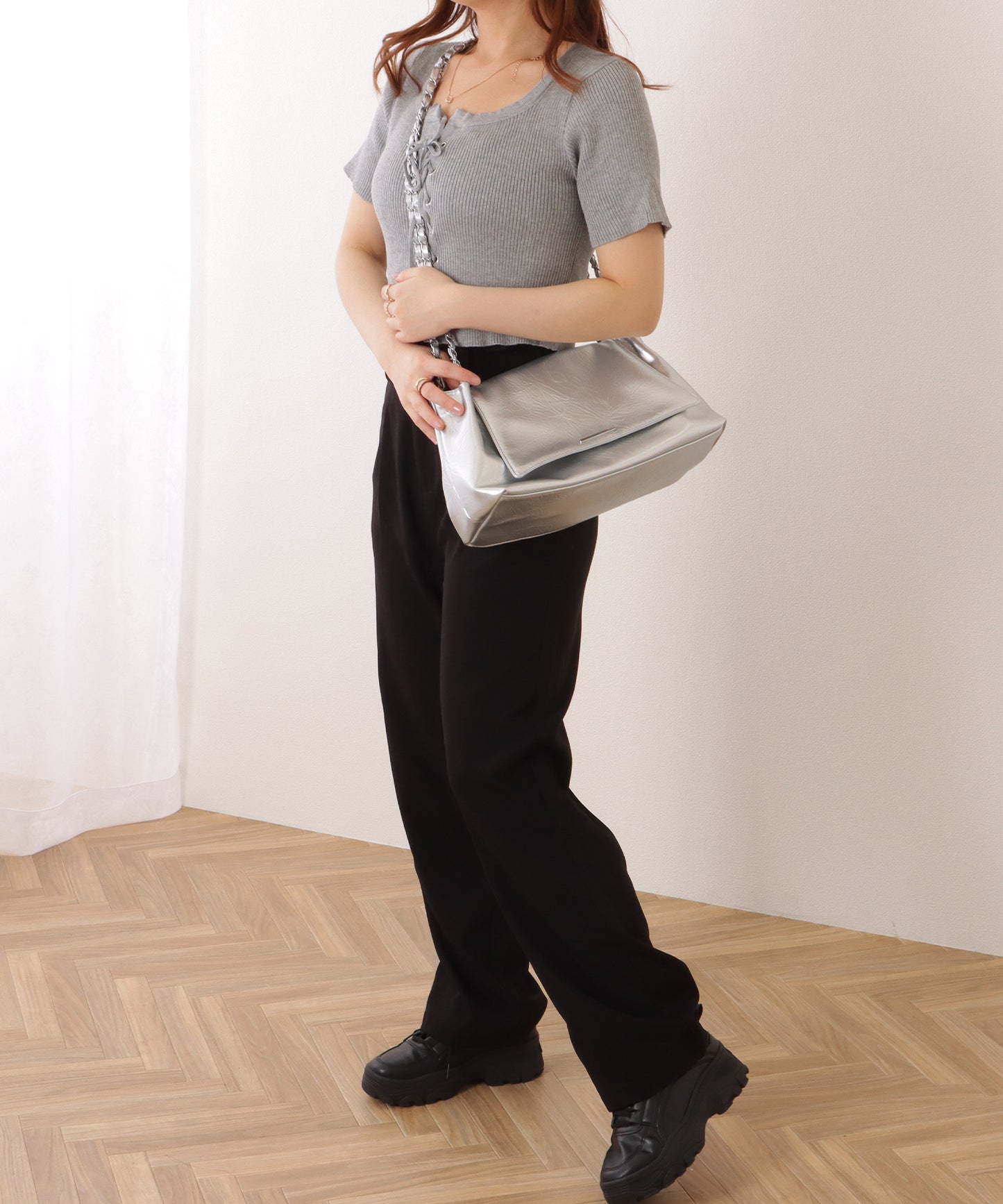 チェーンストラップ付き フラップ ショルダー バッグ