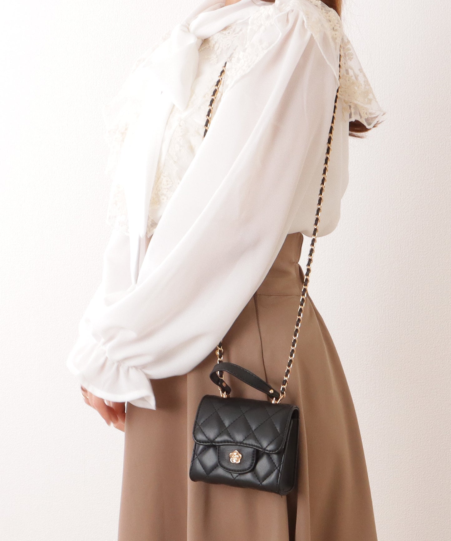 フラワーモチーフ付き 2WAY キルティング スクエア ショルダーバッグ