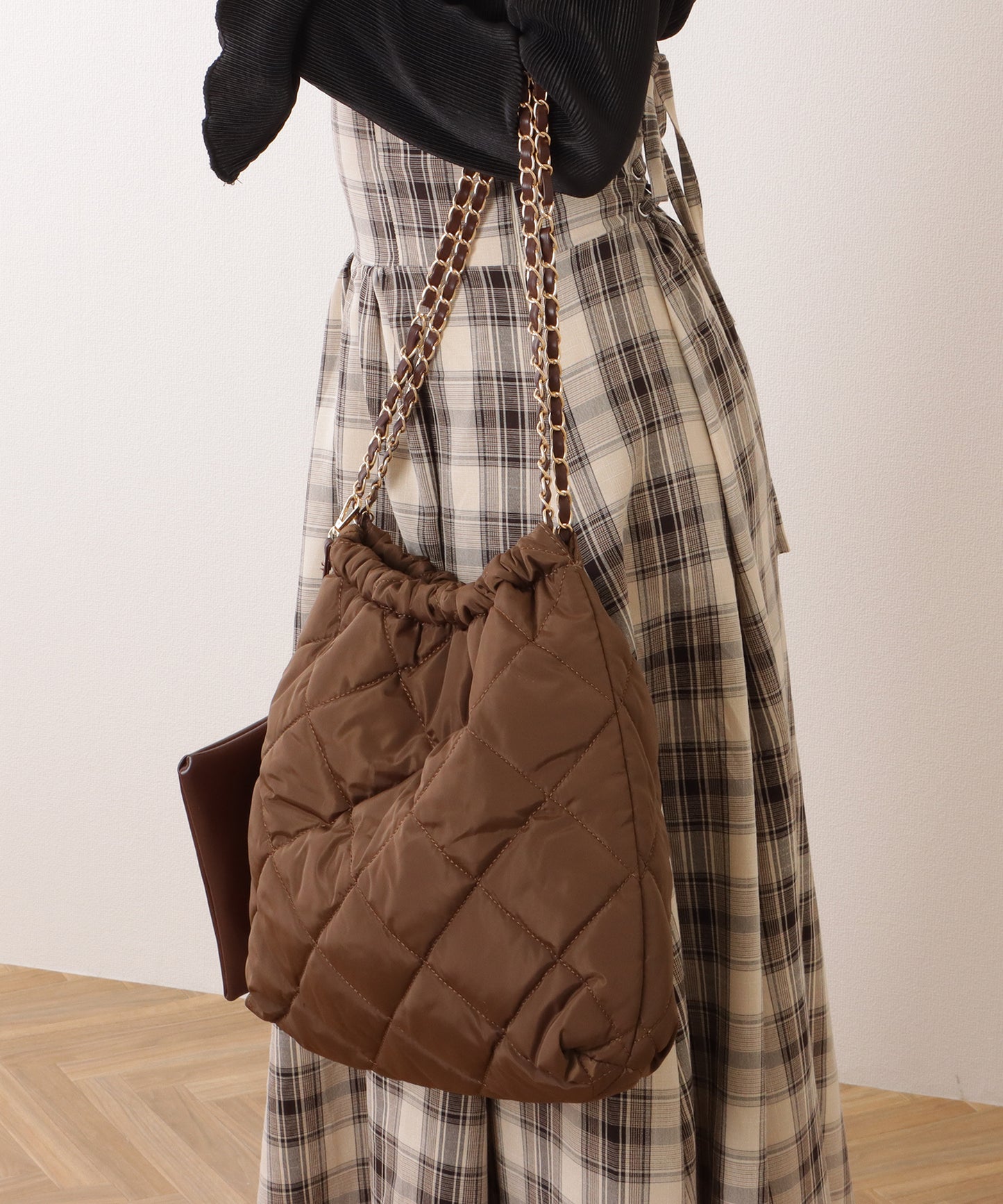 マルチポーチ付きキルティングチェーンショルダーバッグ