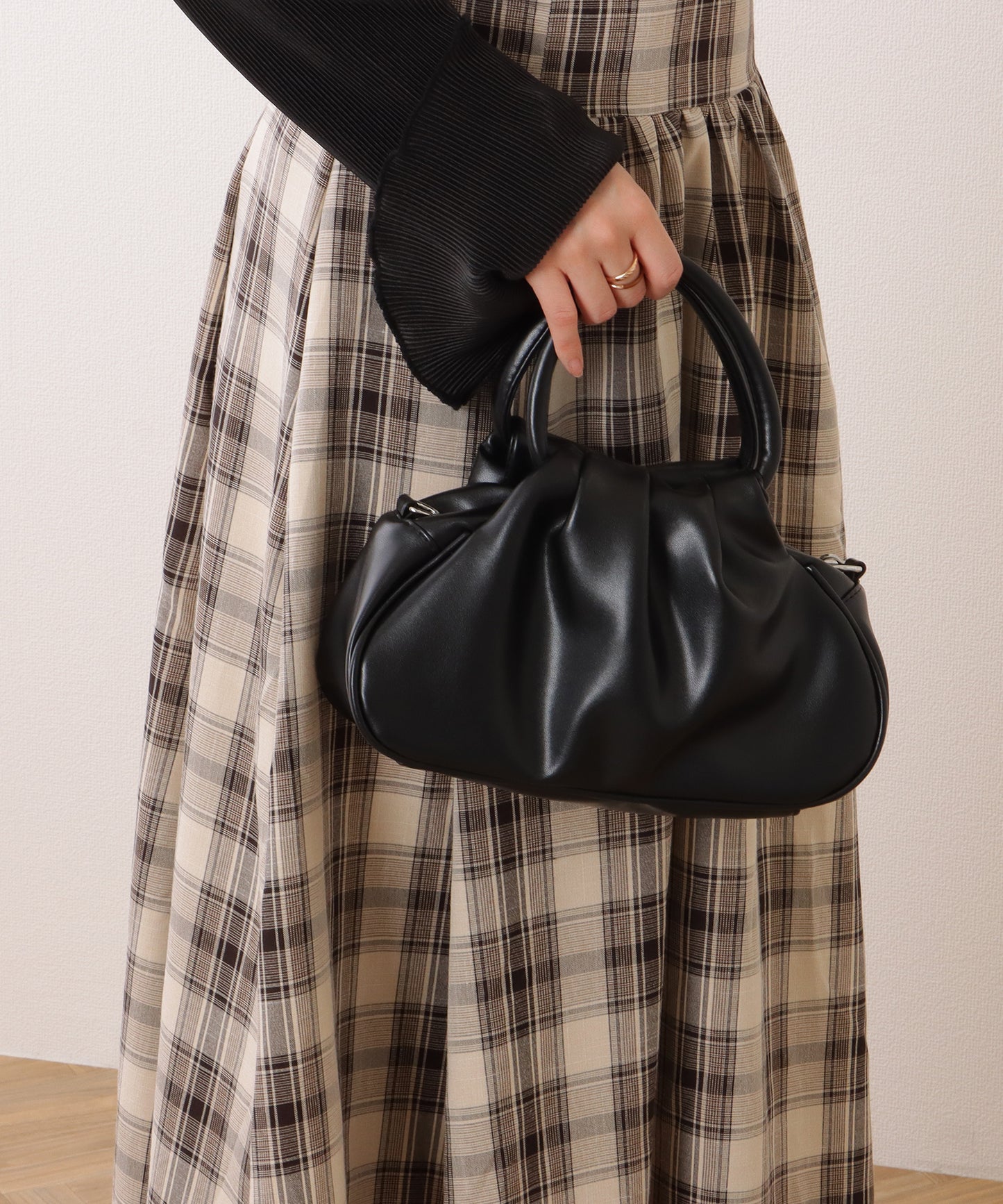 リング ハンドル タック ショルダー バッグ