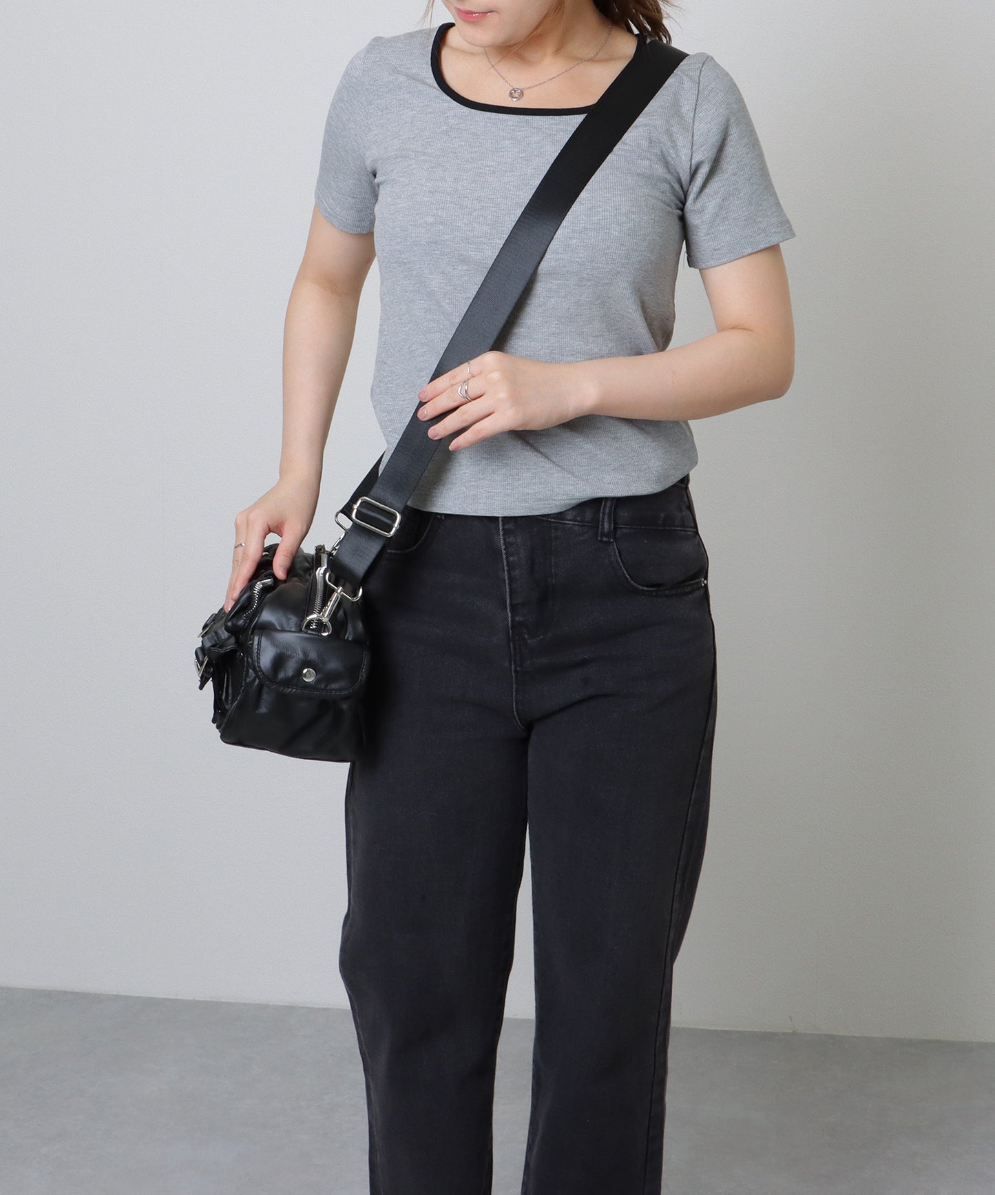 多ポケット スクエア コンパクト ショルダーバッグ