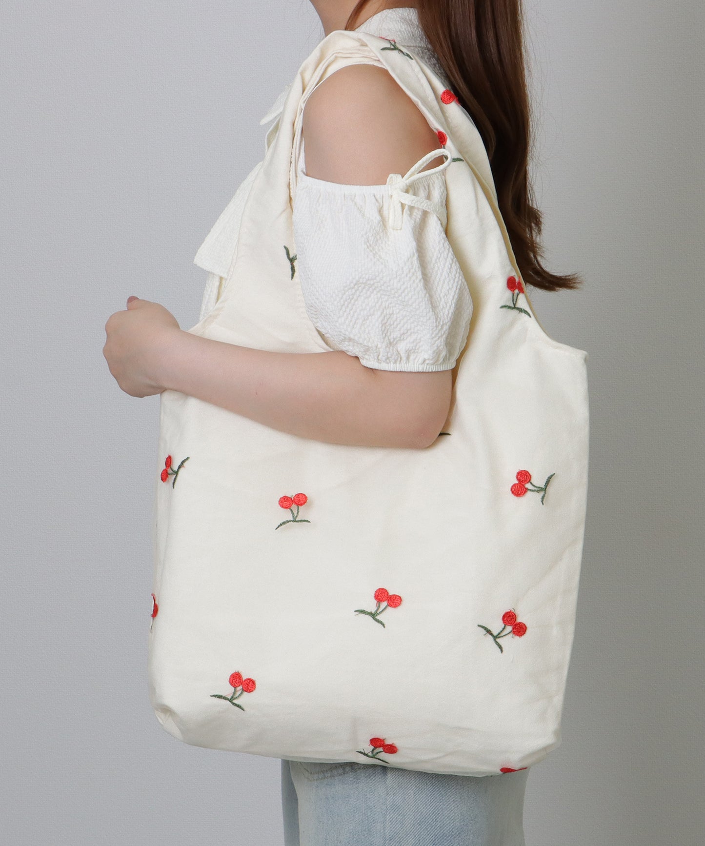 シアー レイヤード 刺繍モチーフ付き ソフト ショルダーバッグ