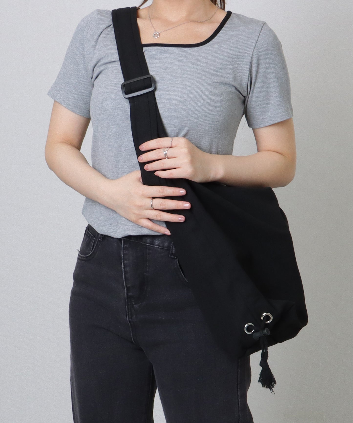 ドローコード付き ソリッドカラー ソフト ショルダー ファスナー バッグ