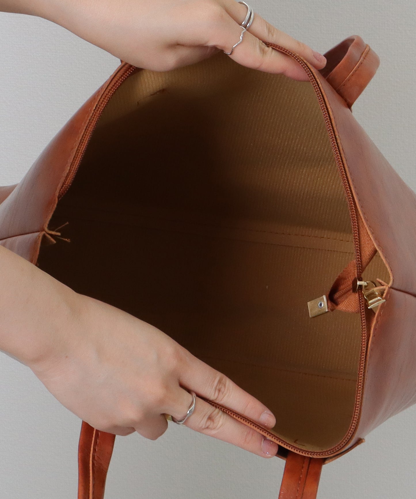 メタリックバー付き レザー調 スクエア ロング トートバッグ