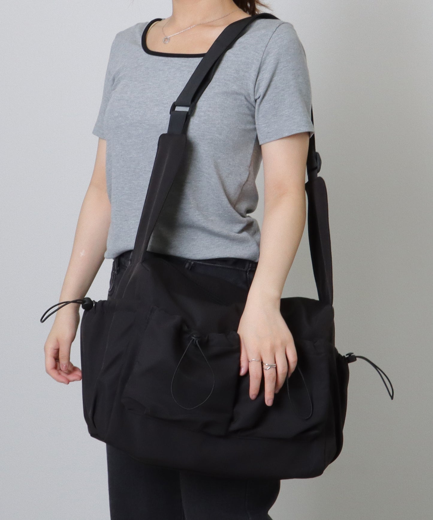 ソリッドカラー ドローコード付き 多ポケット ショルダーバッグ