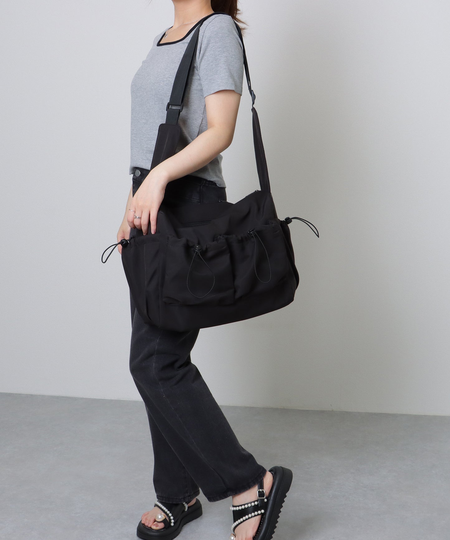 ソリッドカラー ドローコード付き 多ポケット ショルダーバッグ