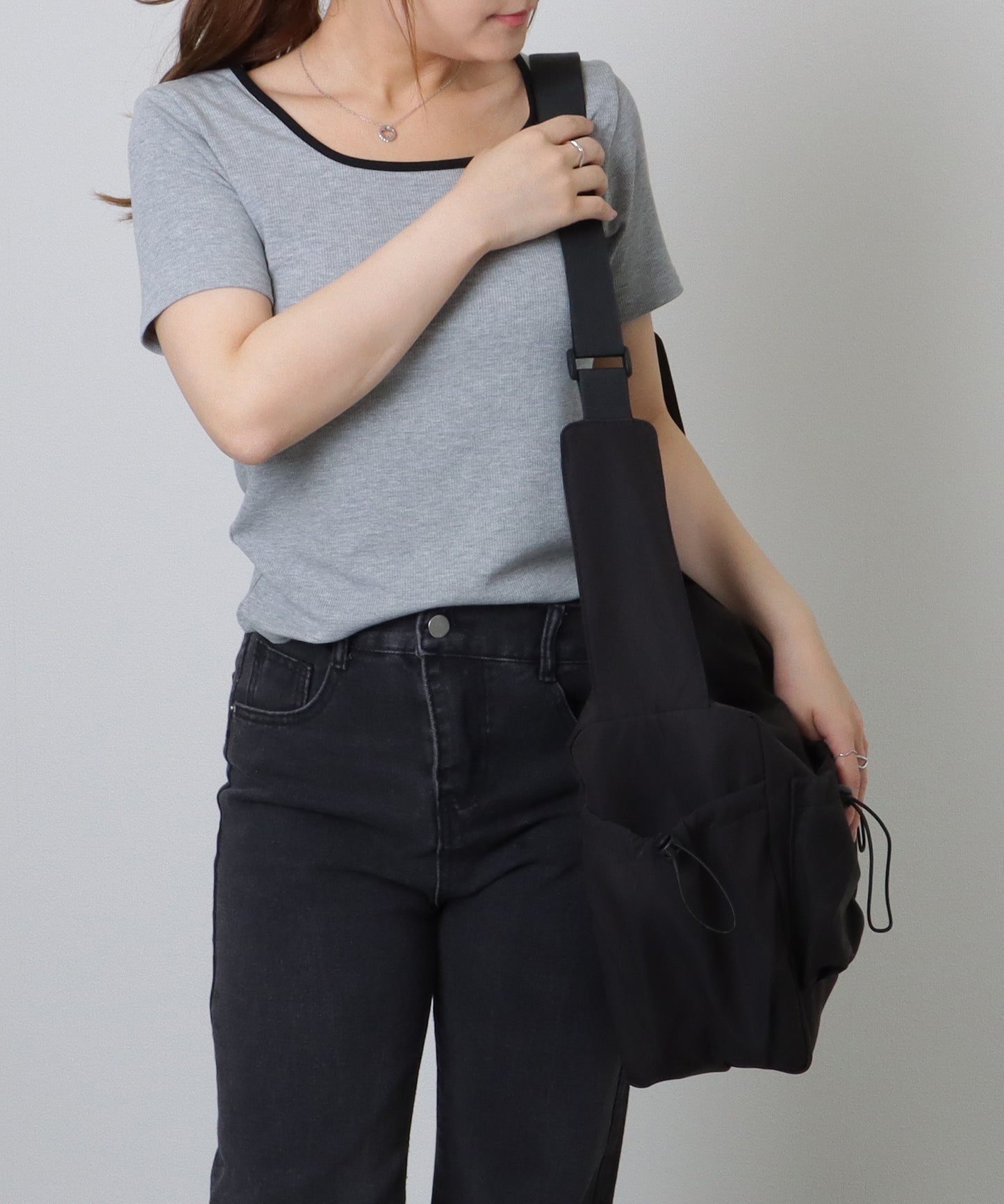 ソリッドカラー ドローコード付き 多ポケット ショルダーバッグ