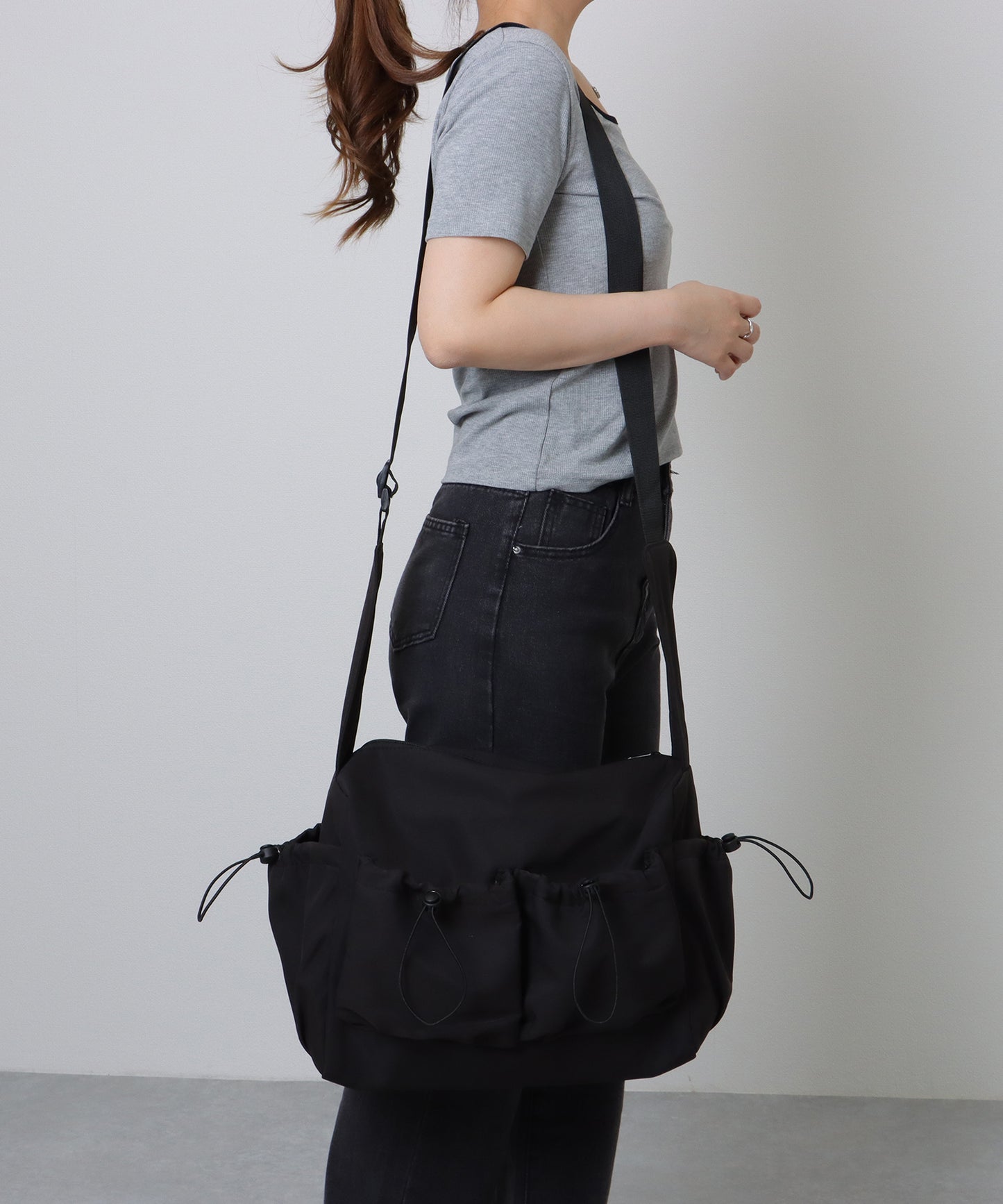 ソリッドカラー ドローコード付き 多ポケット ショルダーバッグ