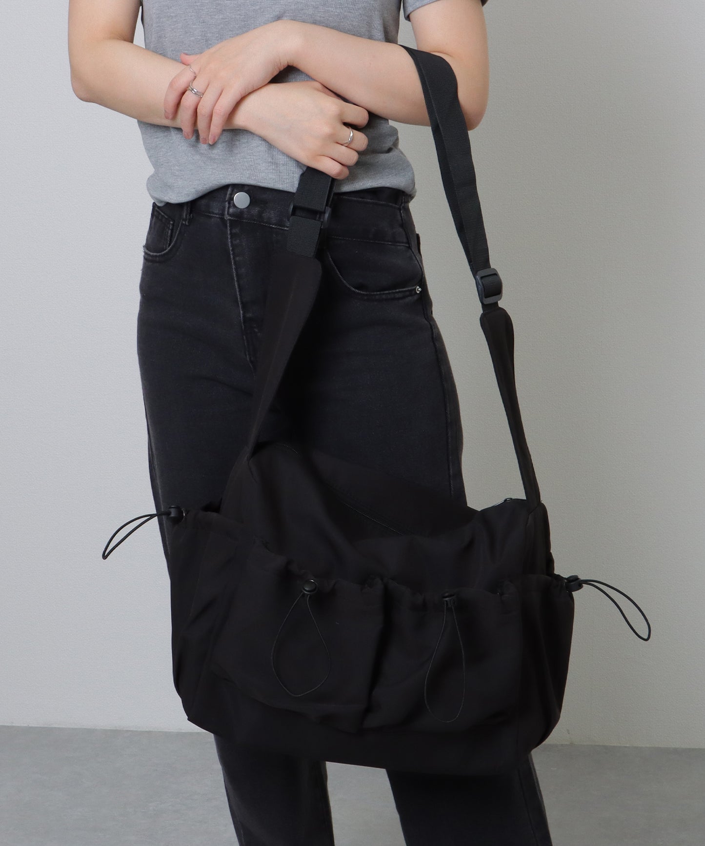 ソリッドカラー ドローコード付き 多ポケット ショルダーバッグ