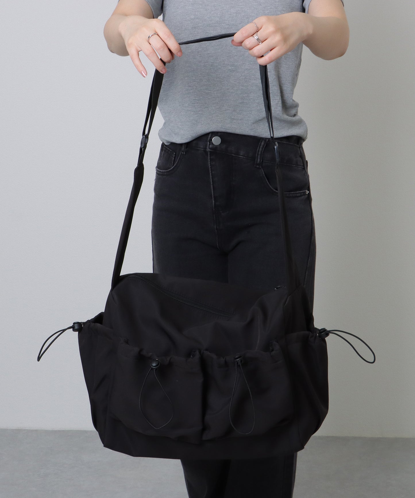 ソリッドカラー ドローコード付き 多ポケット ショルダーバッグ