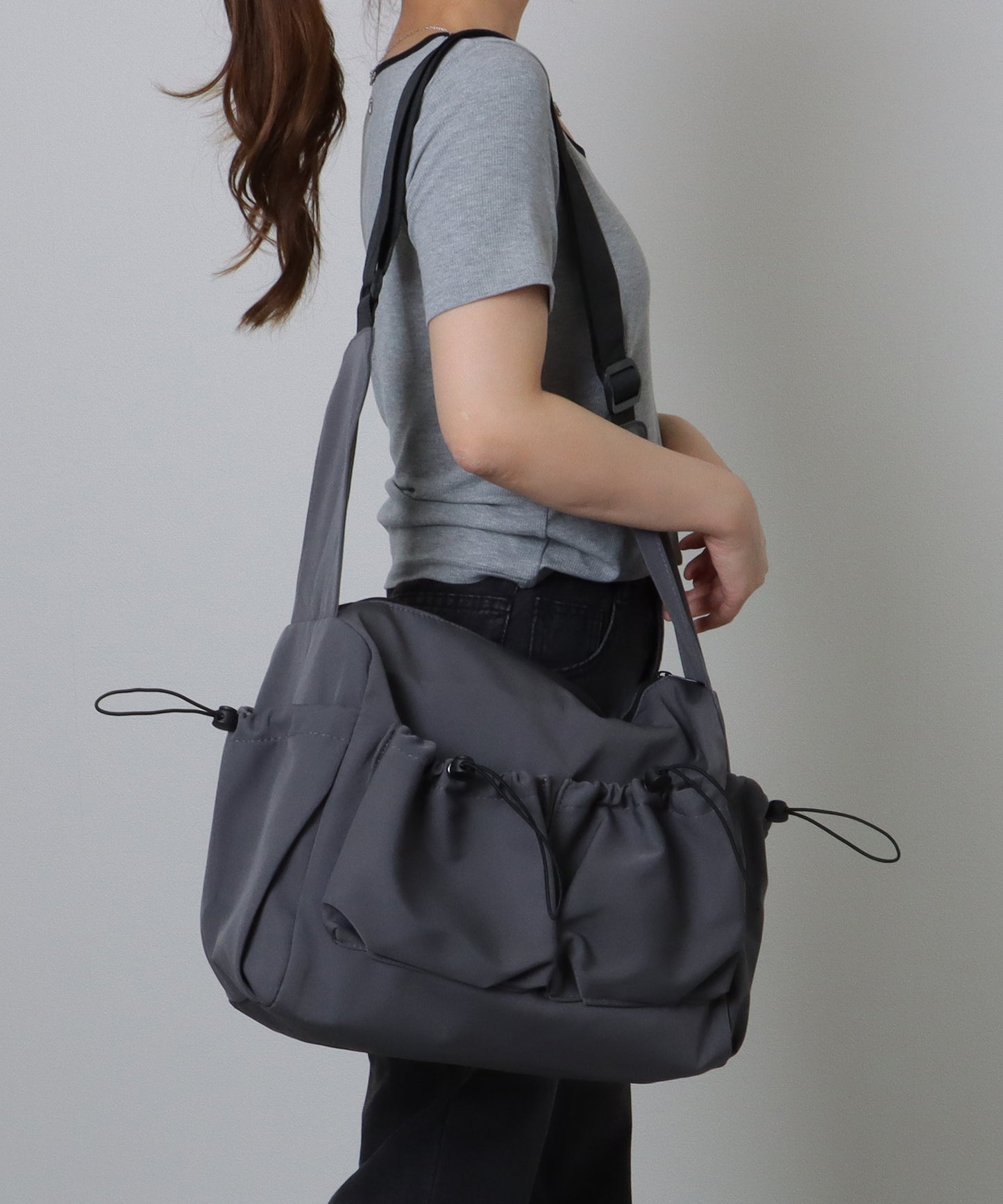 ソリッドカラー ドローコード付き 多ポケット ショルダーバッグ