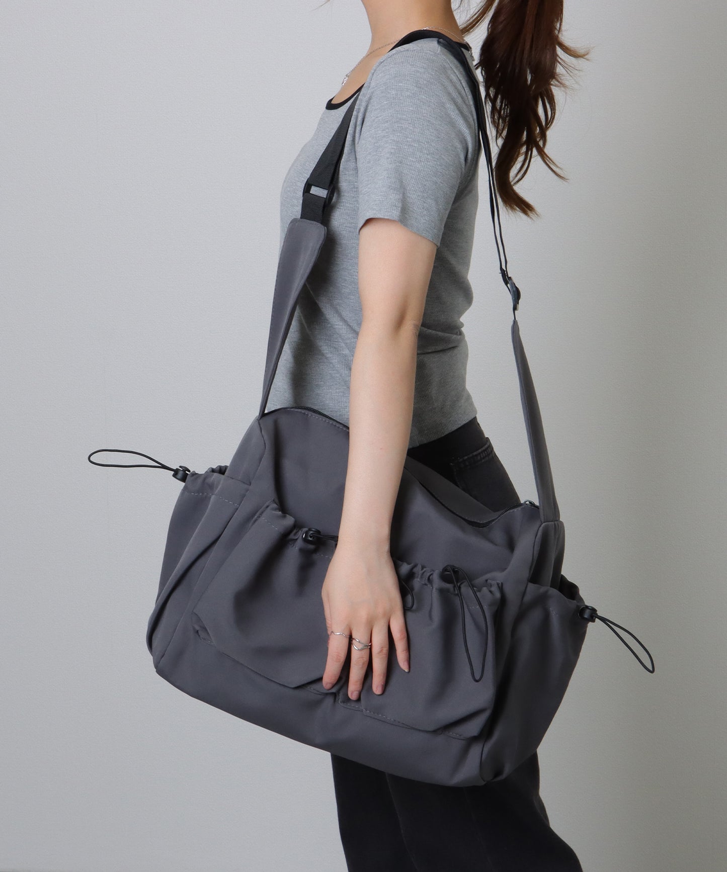 ソリッドカラー ドローコード付き 多ポケット ショルダーバッグ