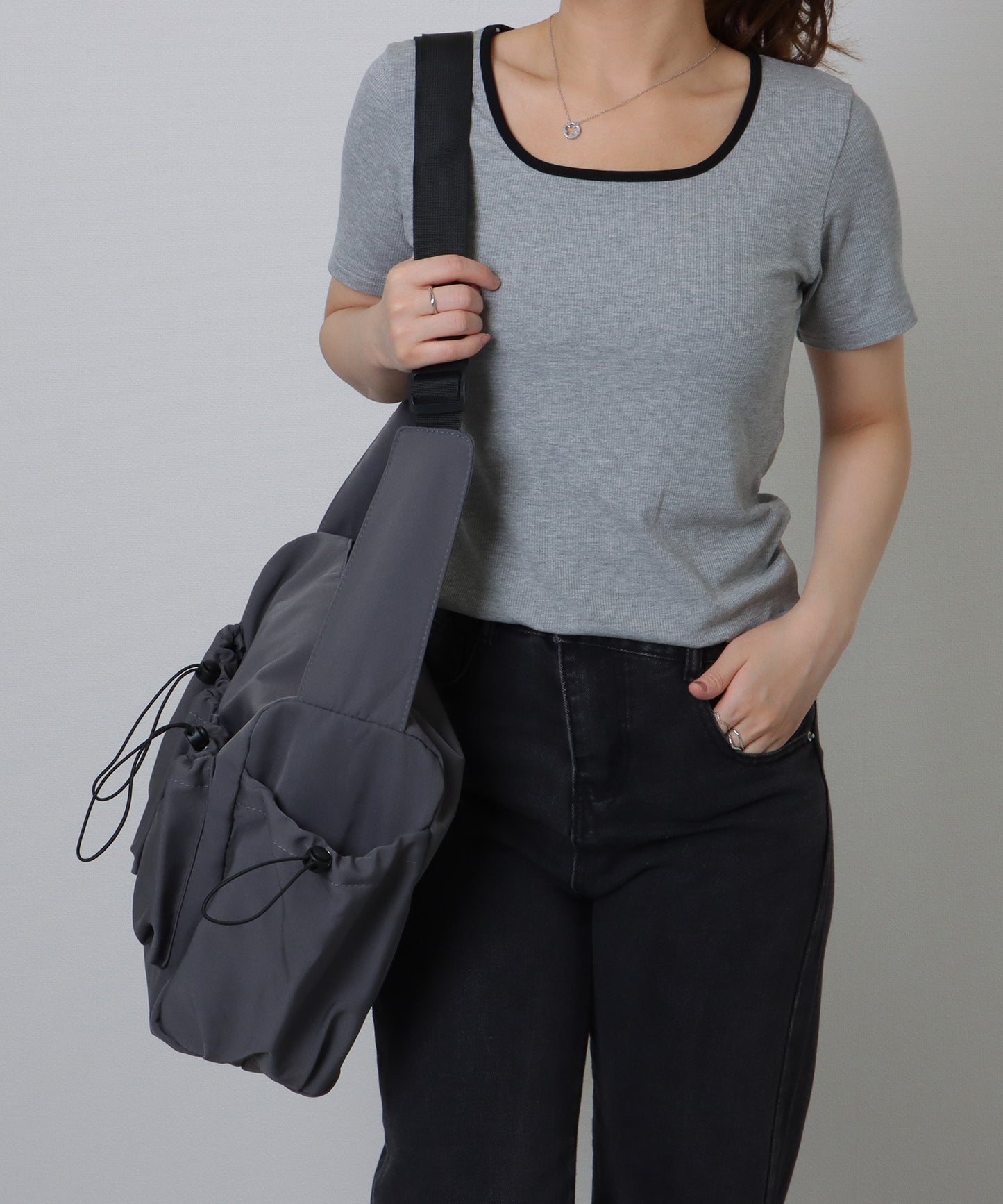 ソリッドカラー ドローコード付き 多ポケット ショルダーバッグ