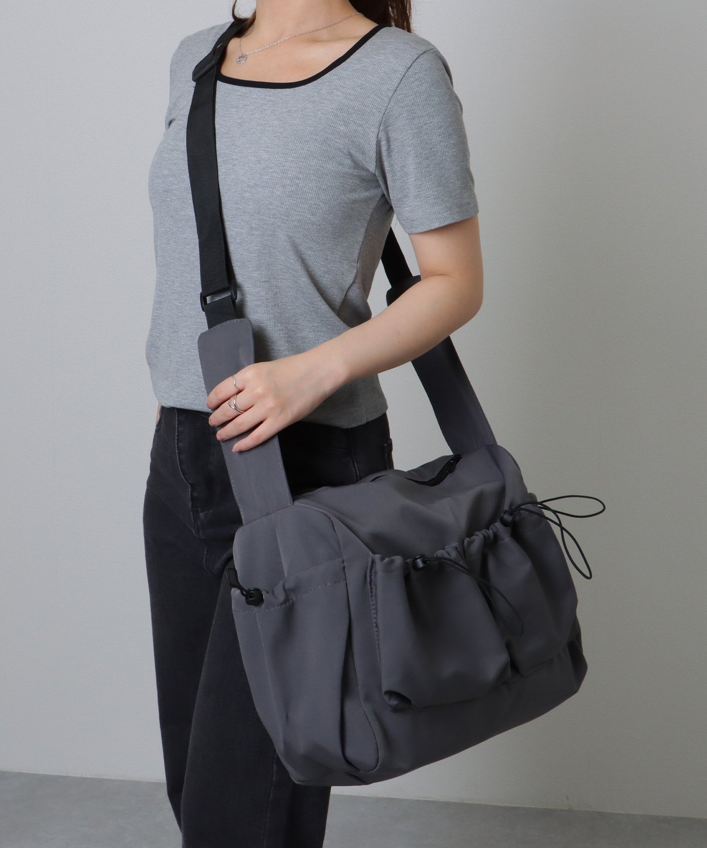 ソリッドカラー ドローコード付き 多ポケット ショルダーバッグ