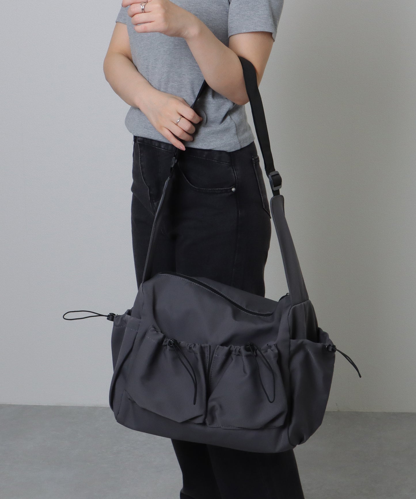 ソリッドカラー ドローコード付き 多ポケット ショルダーバッグ