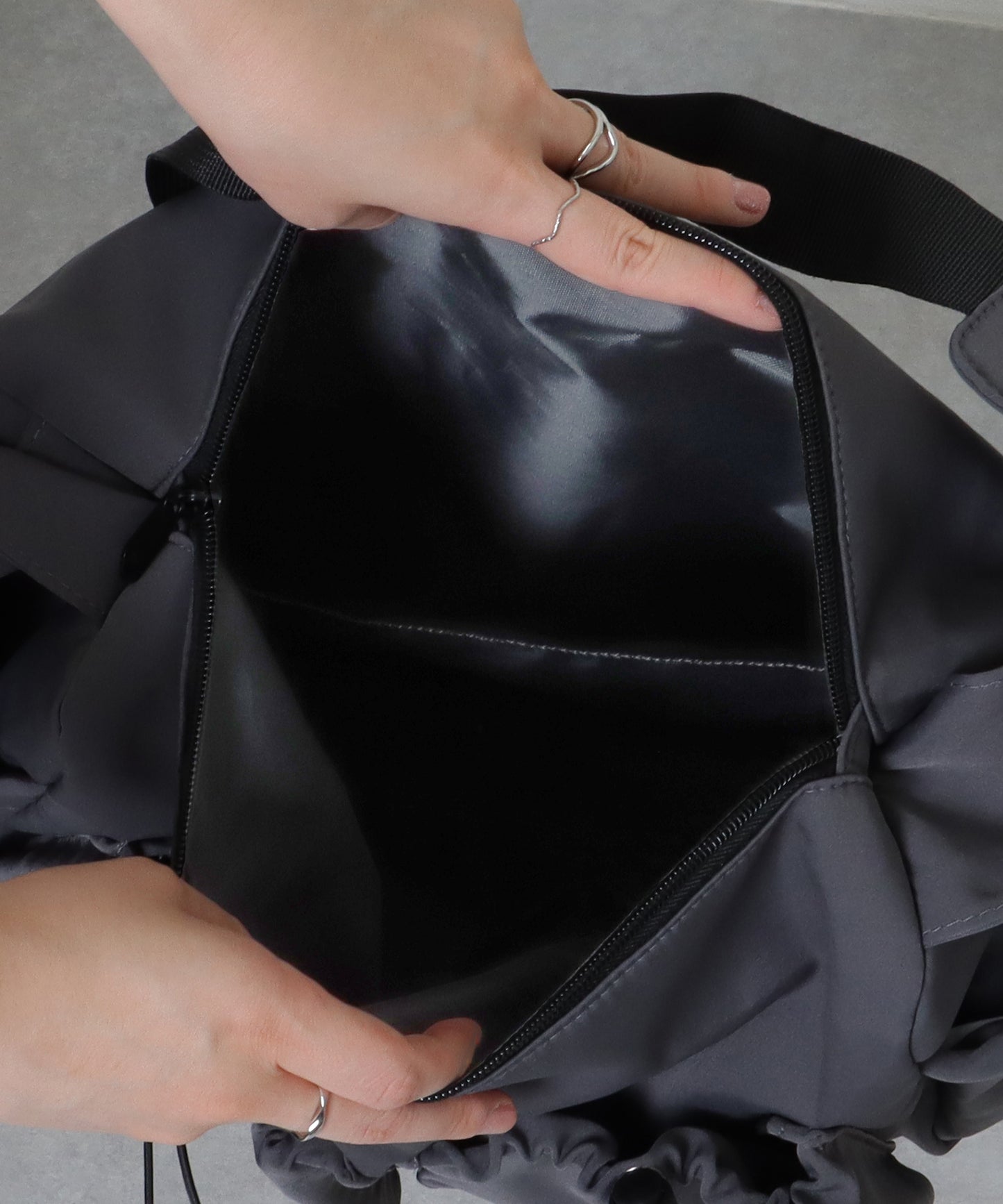 ソリッドカラー ドローコード付き 多ポケット ショルダーバッグ