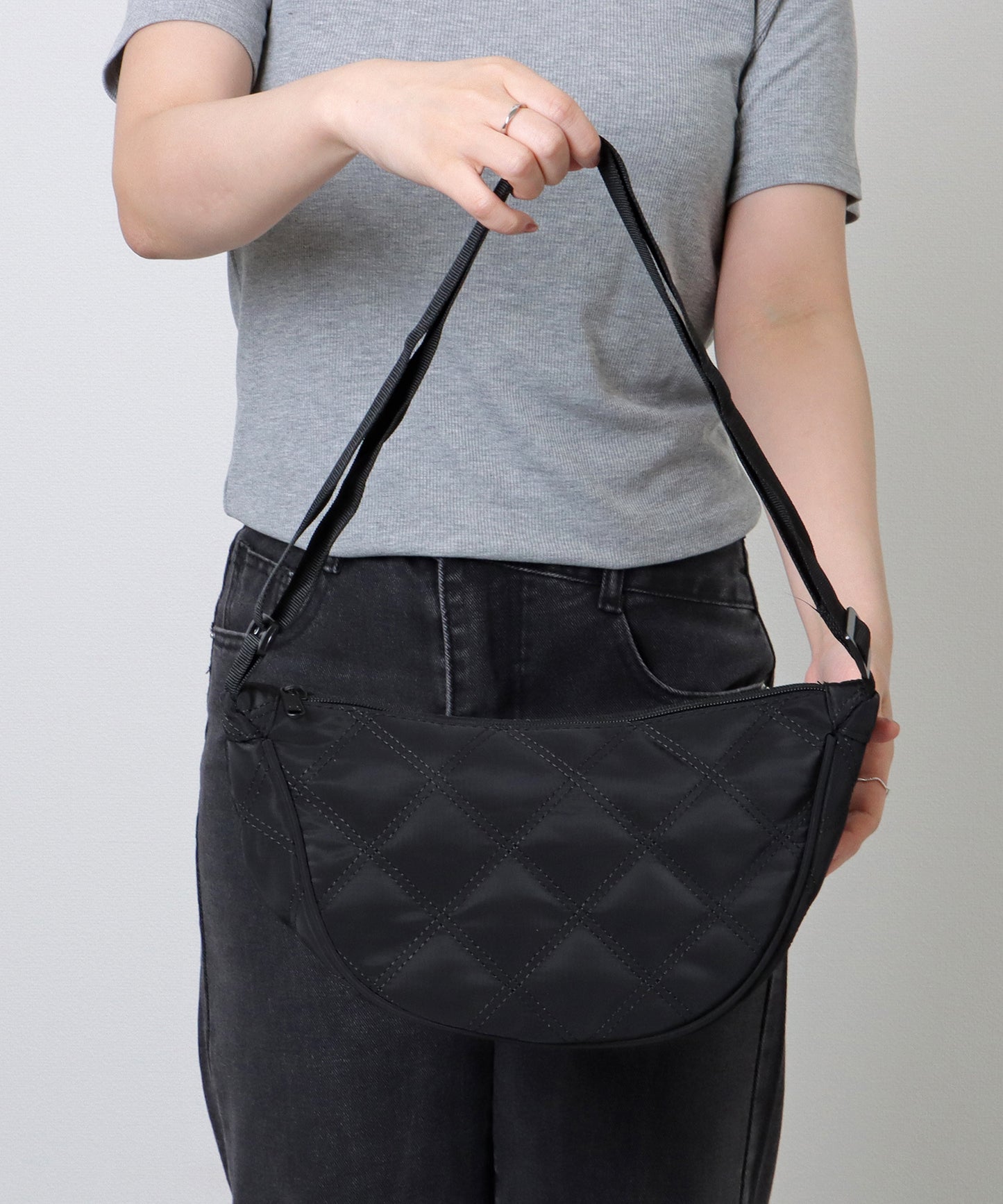 ソリッドカラー ハーフムーン ダイヤ ステッチ ショルダーバッグ