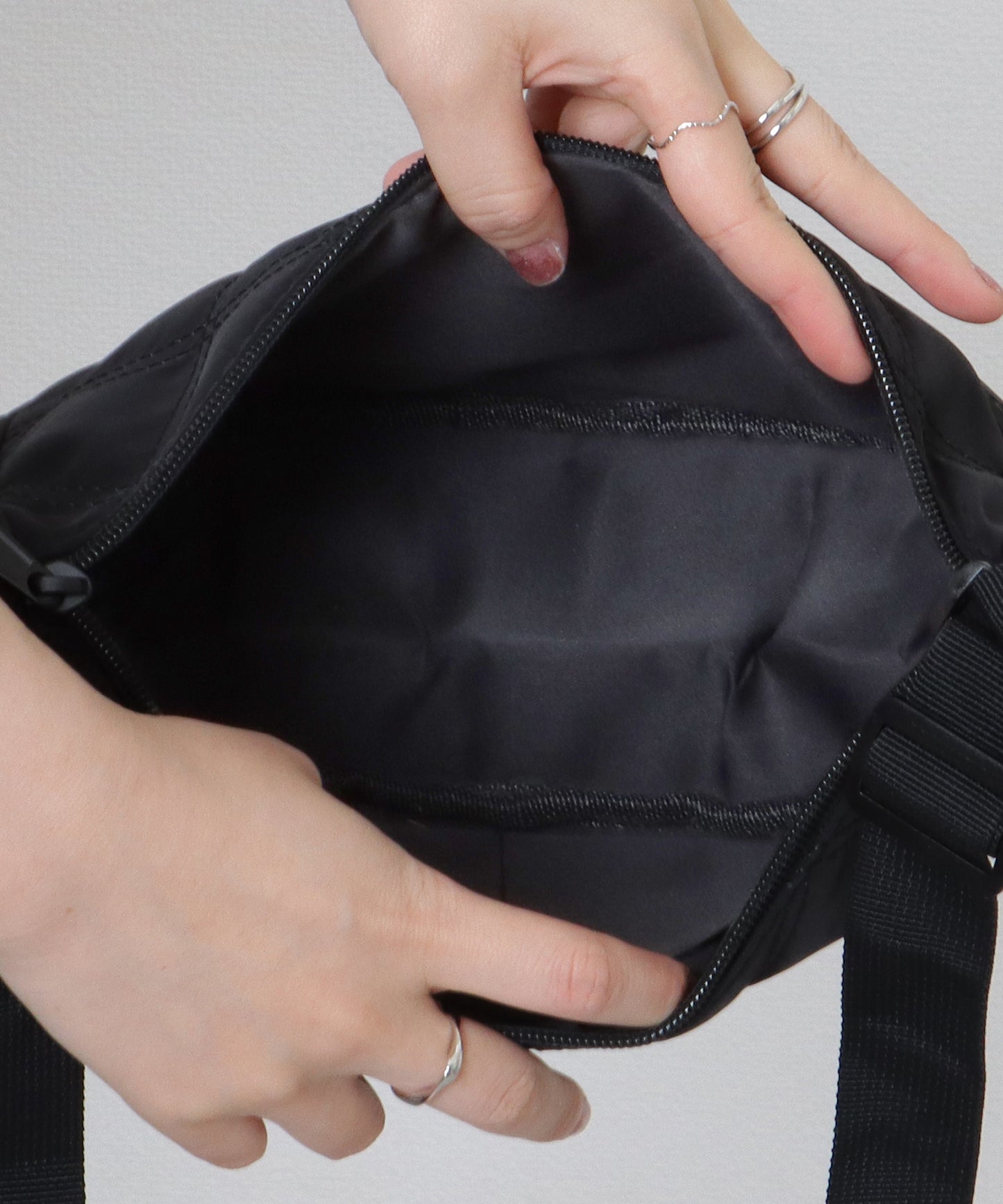 ソリッドカラー ハーフムーン ダイヤ ステッチ ショルダーバッグ