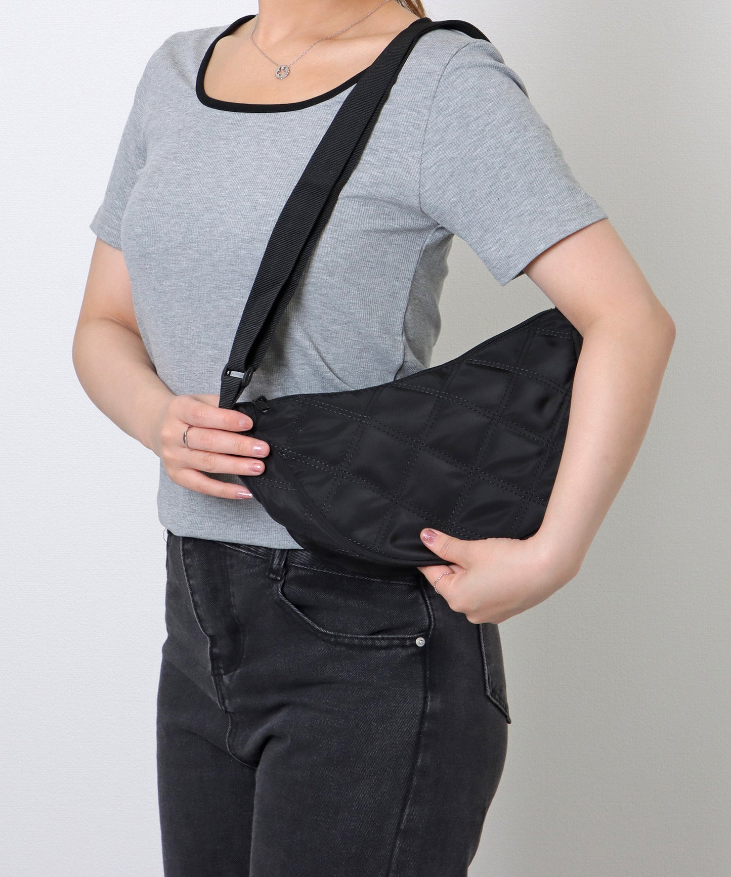 ソリッドカラー ハーフムーン ダイヤ ステッチ ショルダーバッグ