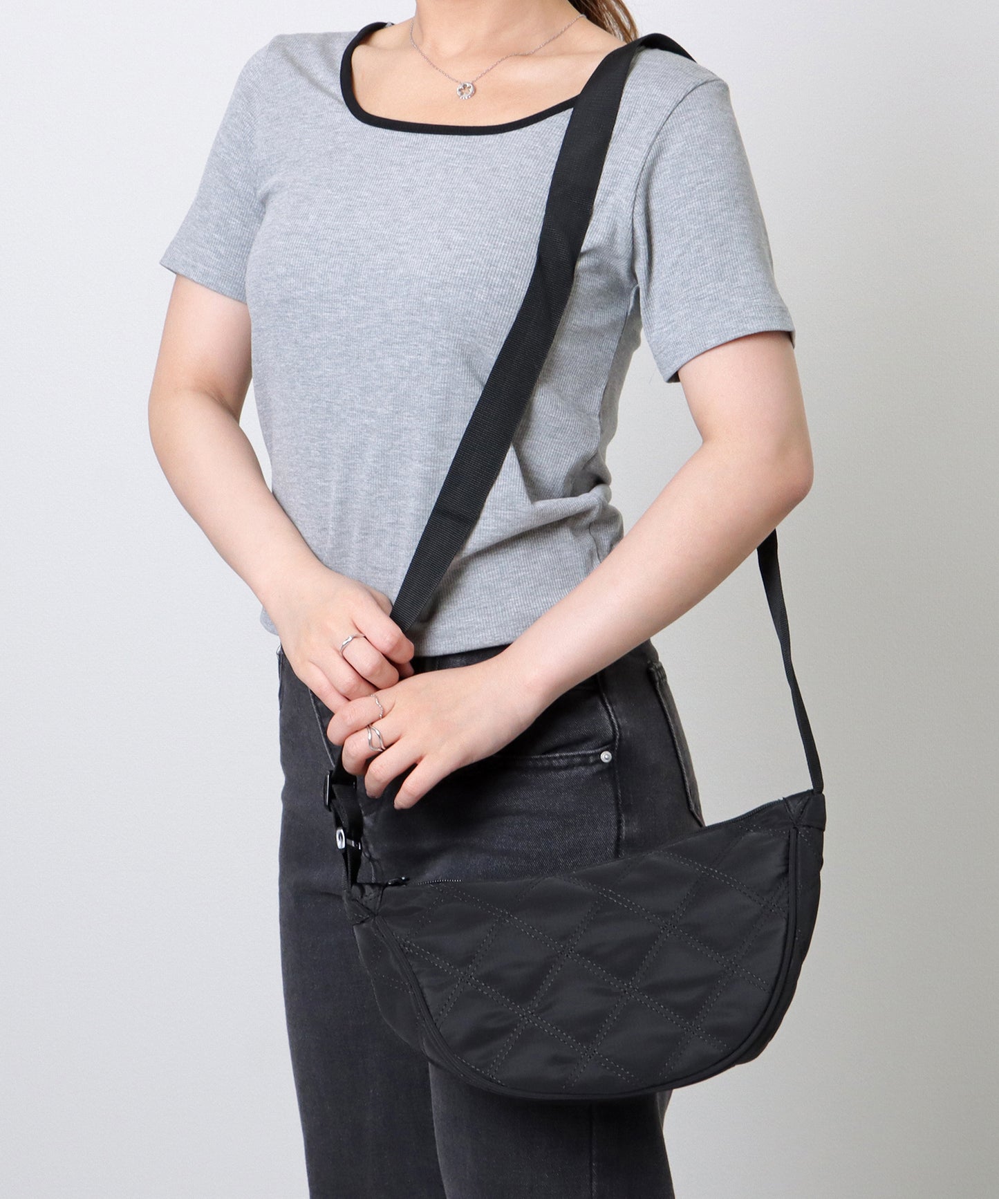 ソリッドカラー ハーフムーン ダイヤ ステッチ ショルダーバッグ