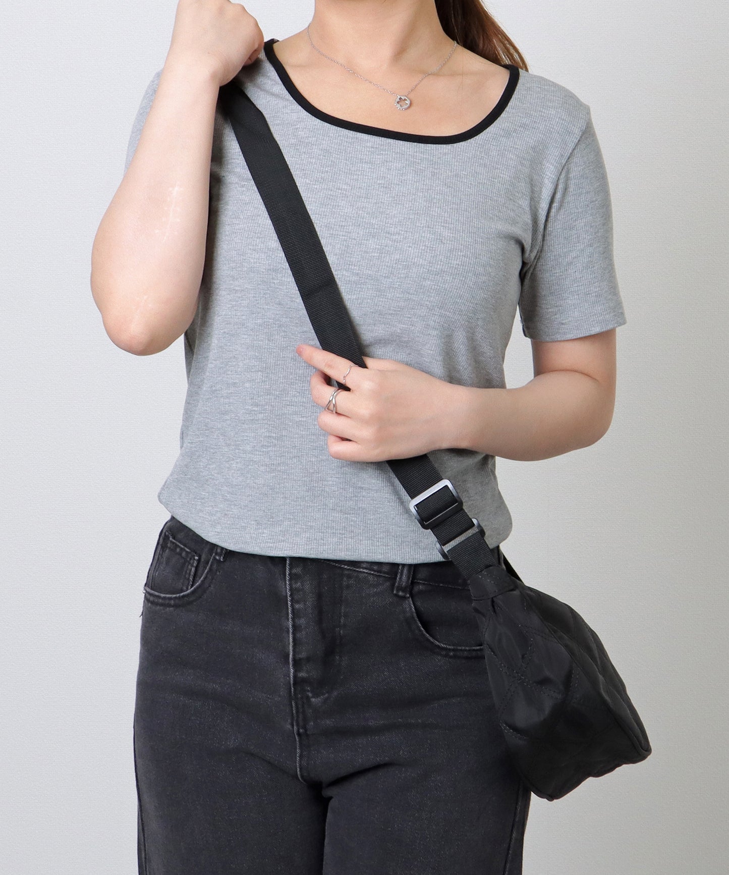 ソリッドカラー ハーフムーン ダイヤ ステッチ ショルダーバッグ