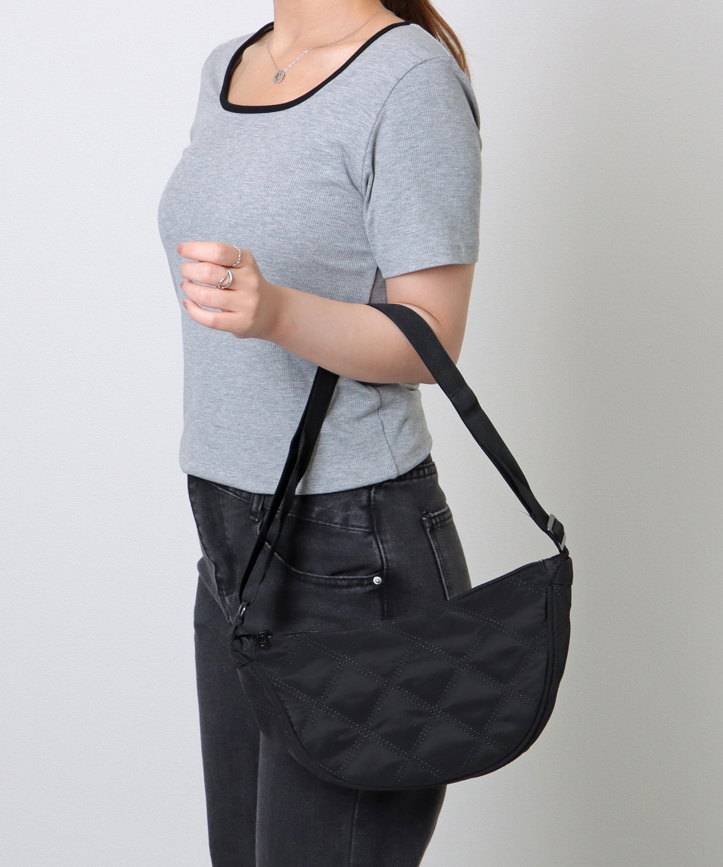 ソリッドカラー ハーフムーン ダイヤ ステッチ ショルダーバッグ