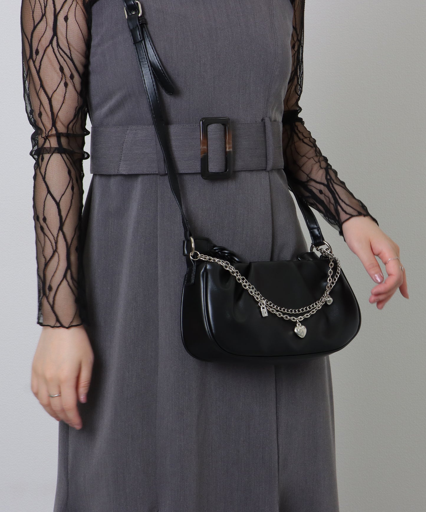 チェーン チャーム付き 編み込み ショルダーバッグ
