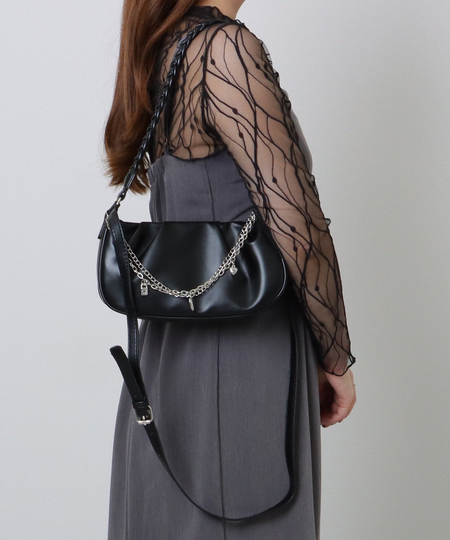 チェーン チャーム付き 編み込み ショルダーバッグ
