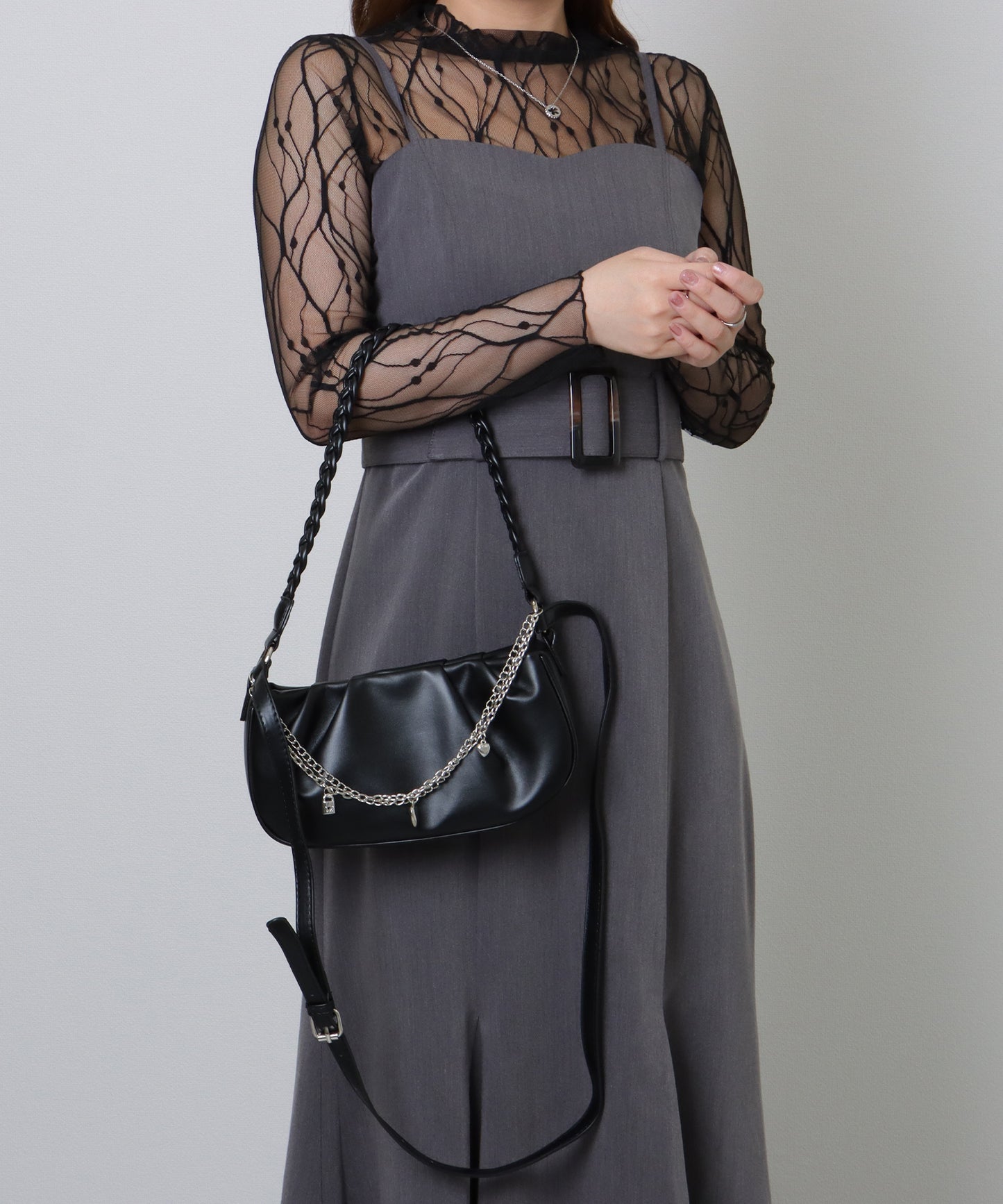 チェーン チャーム付き 編み込み ショルダーバッグ